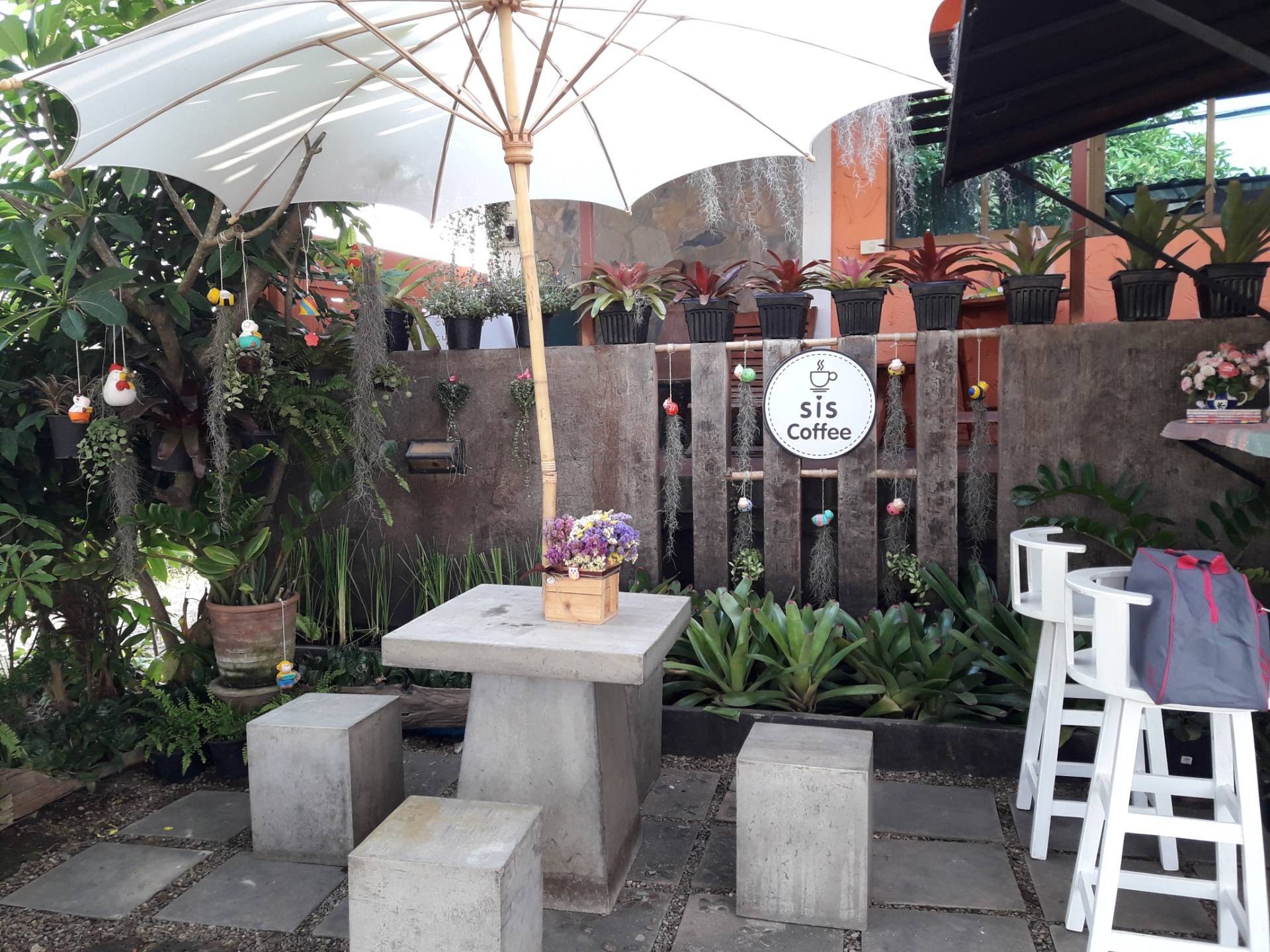 รีวิว SiS Coffee - ร้านสวย สะอาด ราคาถูกเวอค์ บรรยากาศร้านน่ารัก