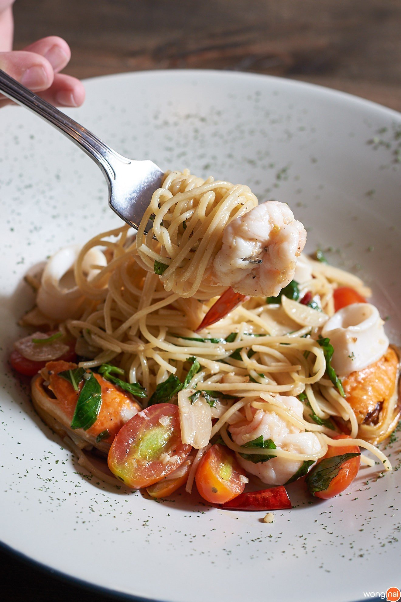 เมนู “Spaghetti A.O.P. Seafood” ร้าน "Bottoms up"