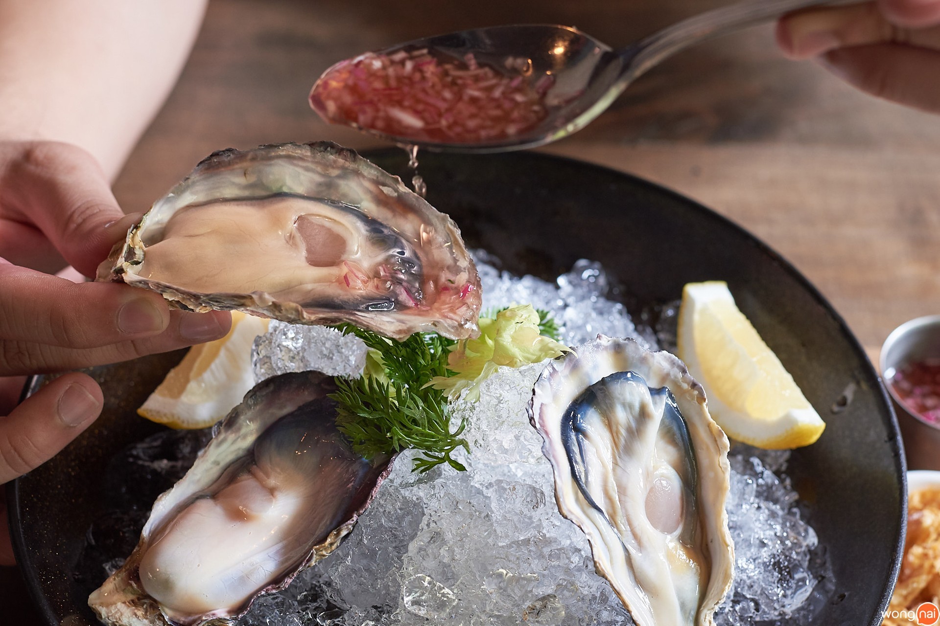 เมนู “Kunihiro Oyster Sashimi” ร้าน "Bottoms up"