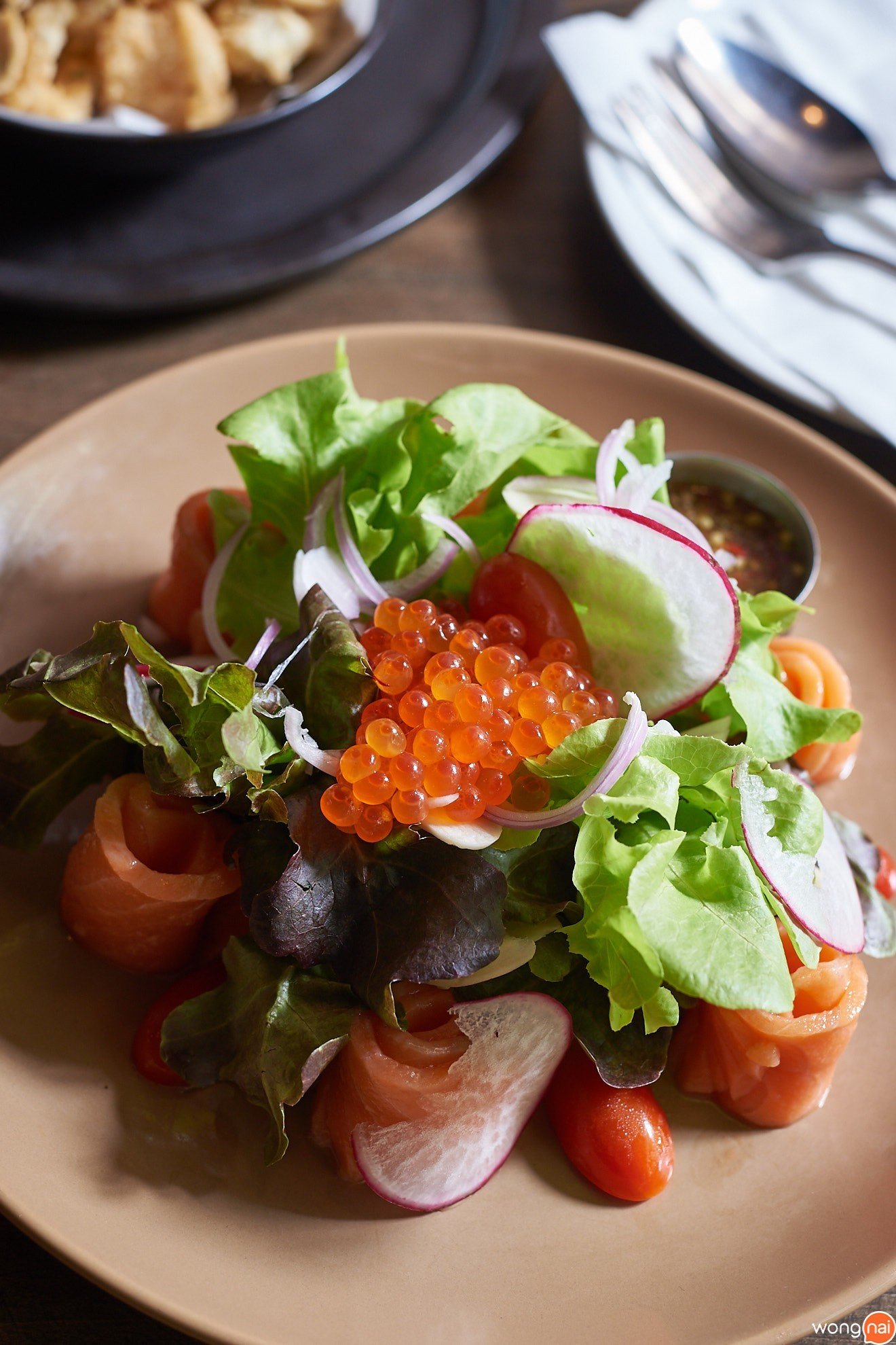 เมนู “Salmon Spicy Salad” ร้าน "Bottoms up"