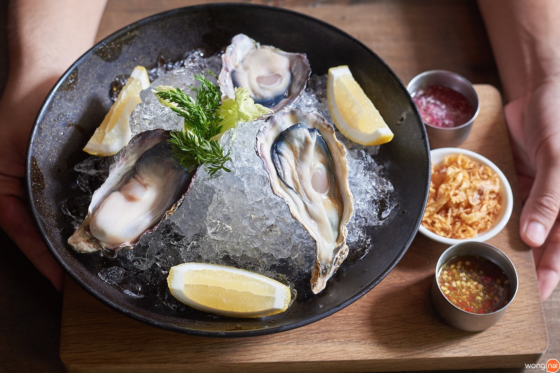 เมนู “Kunihiro Oyster Sashimi” ร้าน "Bottoms up"
