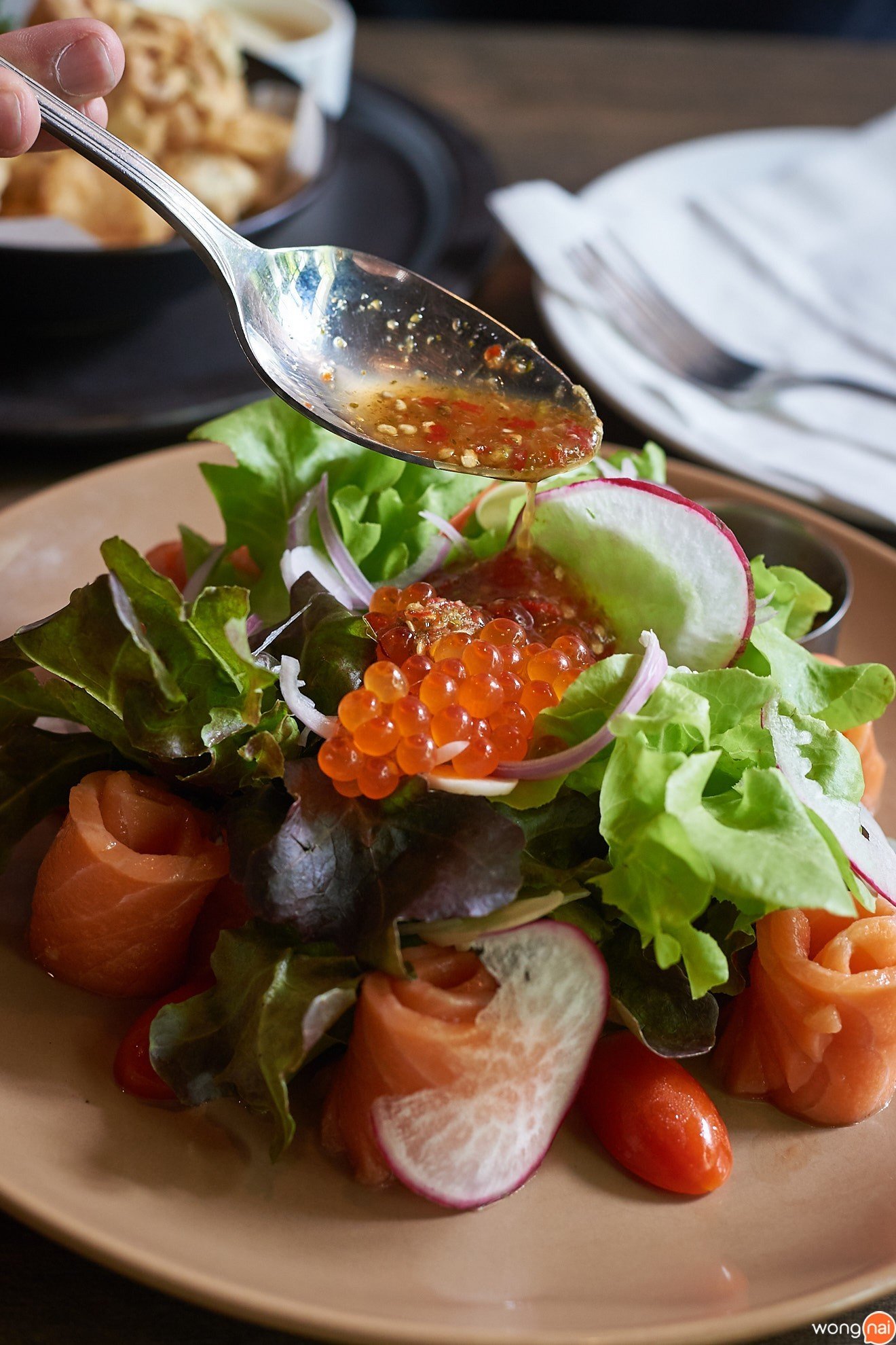 เมนู “Salmon Spicy Salad” ร้าน "Bottoms up"