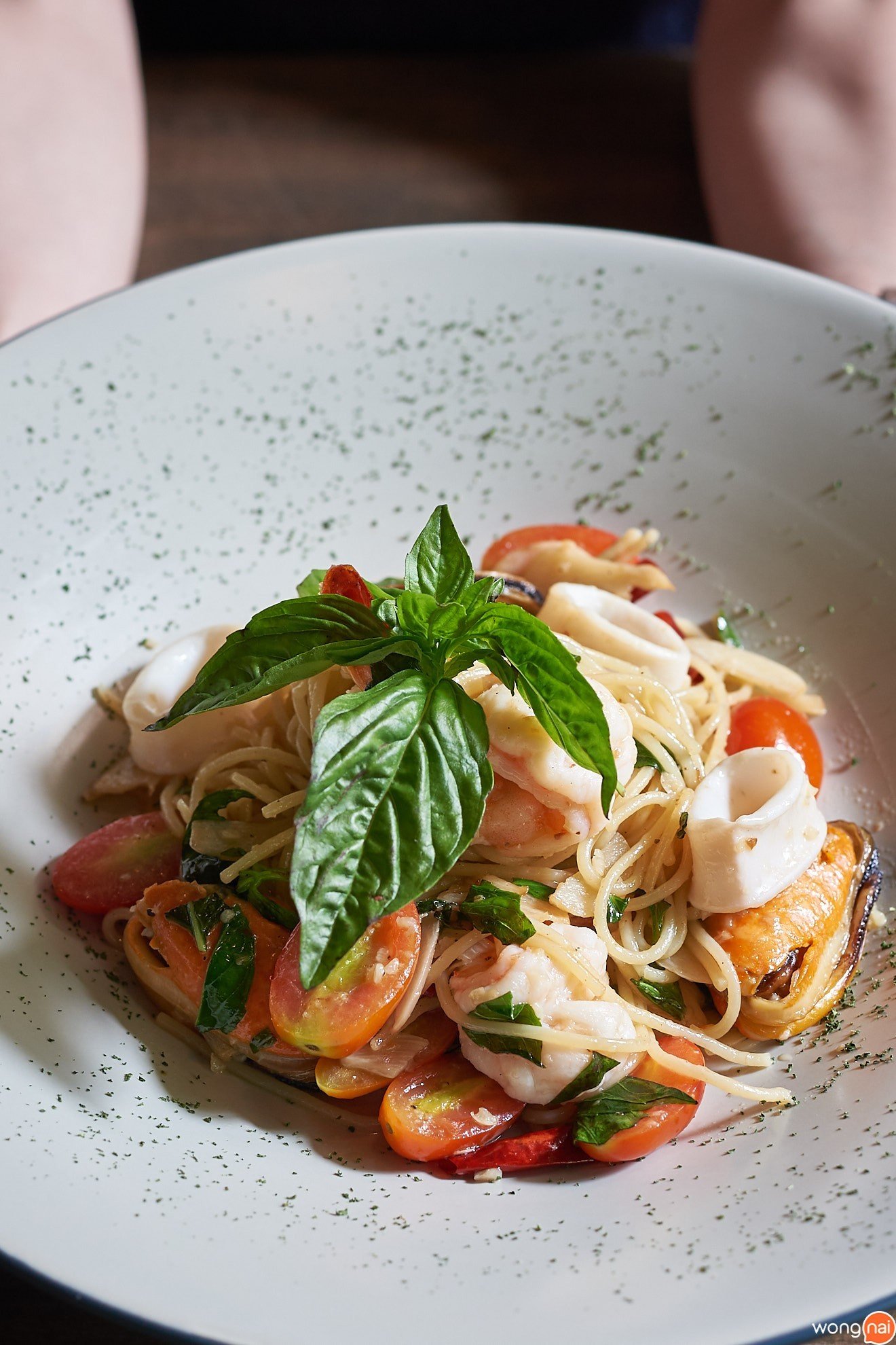 เมนู “Spaghetti A.O.P. Seafood” ร้าน "Bottoms up"