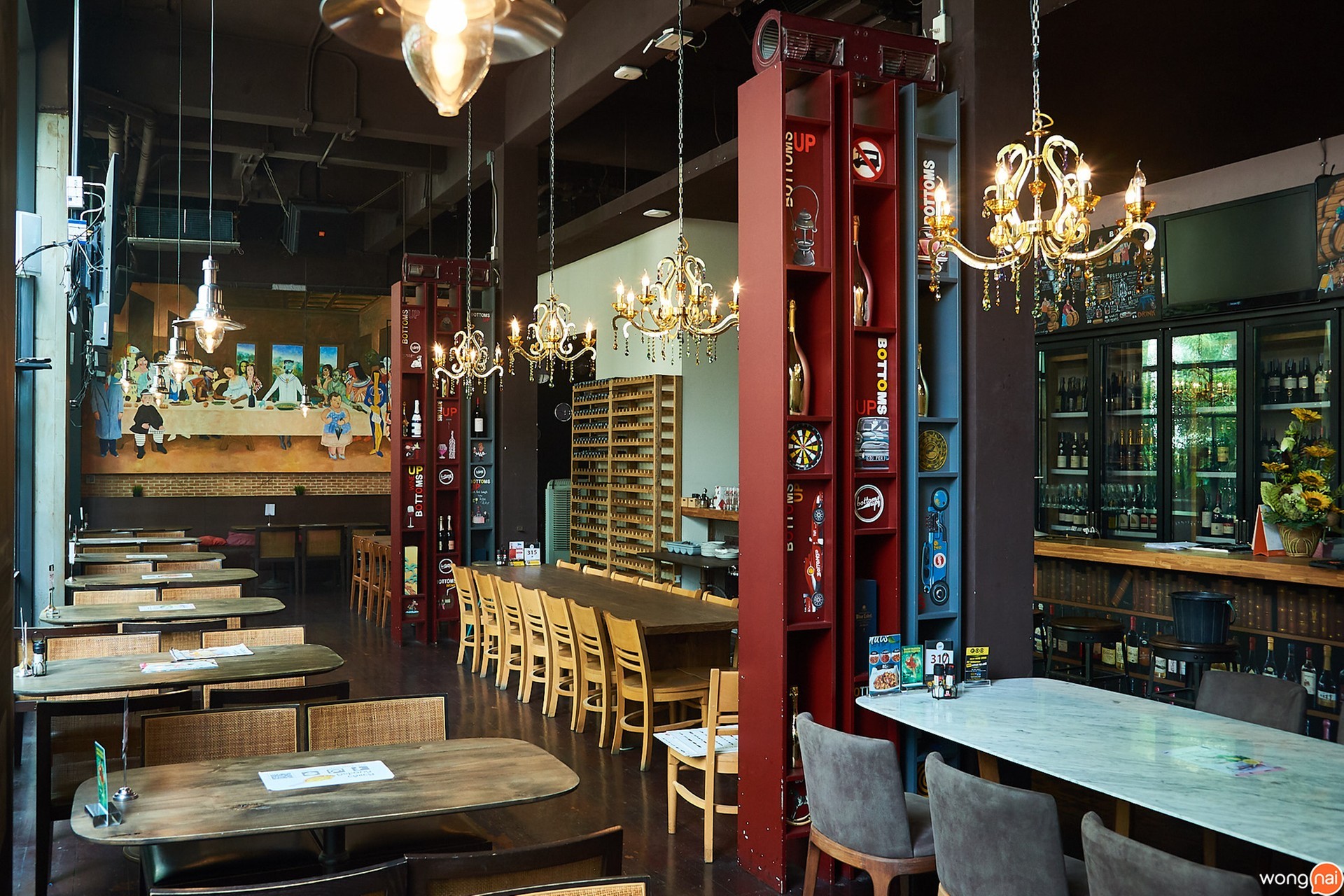บรรยากาศร้าน "Bottoms up"