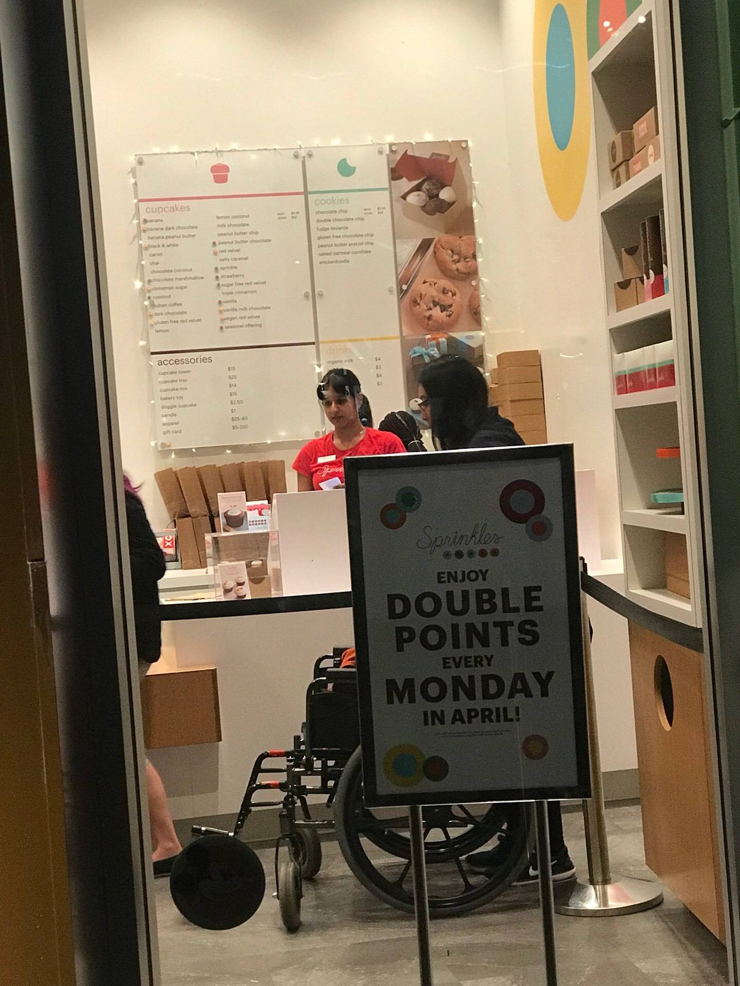 ร้าน Sprinkles Cupcakes Disneyland Dr, Anaheim, CA รีวิวร้านอาหาร