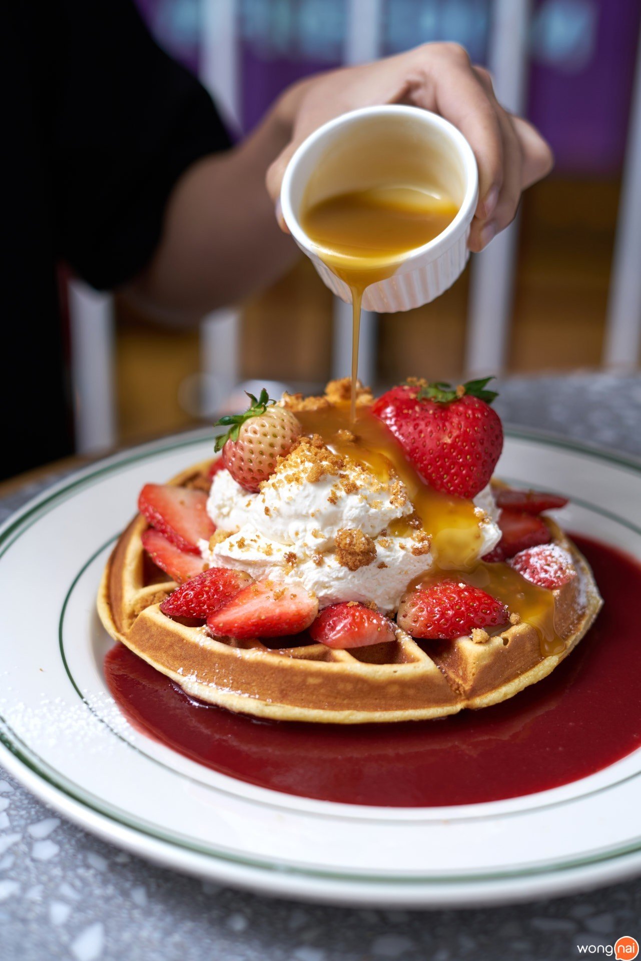 “Strawberry Shortcake Waffles” ร้าน "Clinton Baking Street Bangkok"