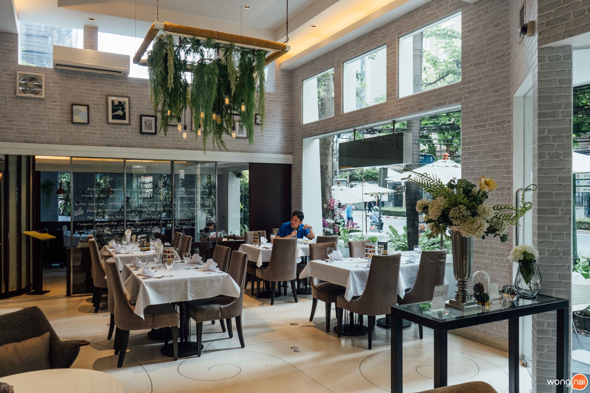 บรรยากาศภายในร้าน "The Ninth Cafe"