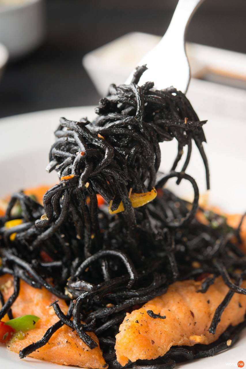 สปาเกตตีหมึกดำแซลมอนผัดพริกเกลือ ร้าน Wine22 ขอนแก่น