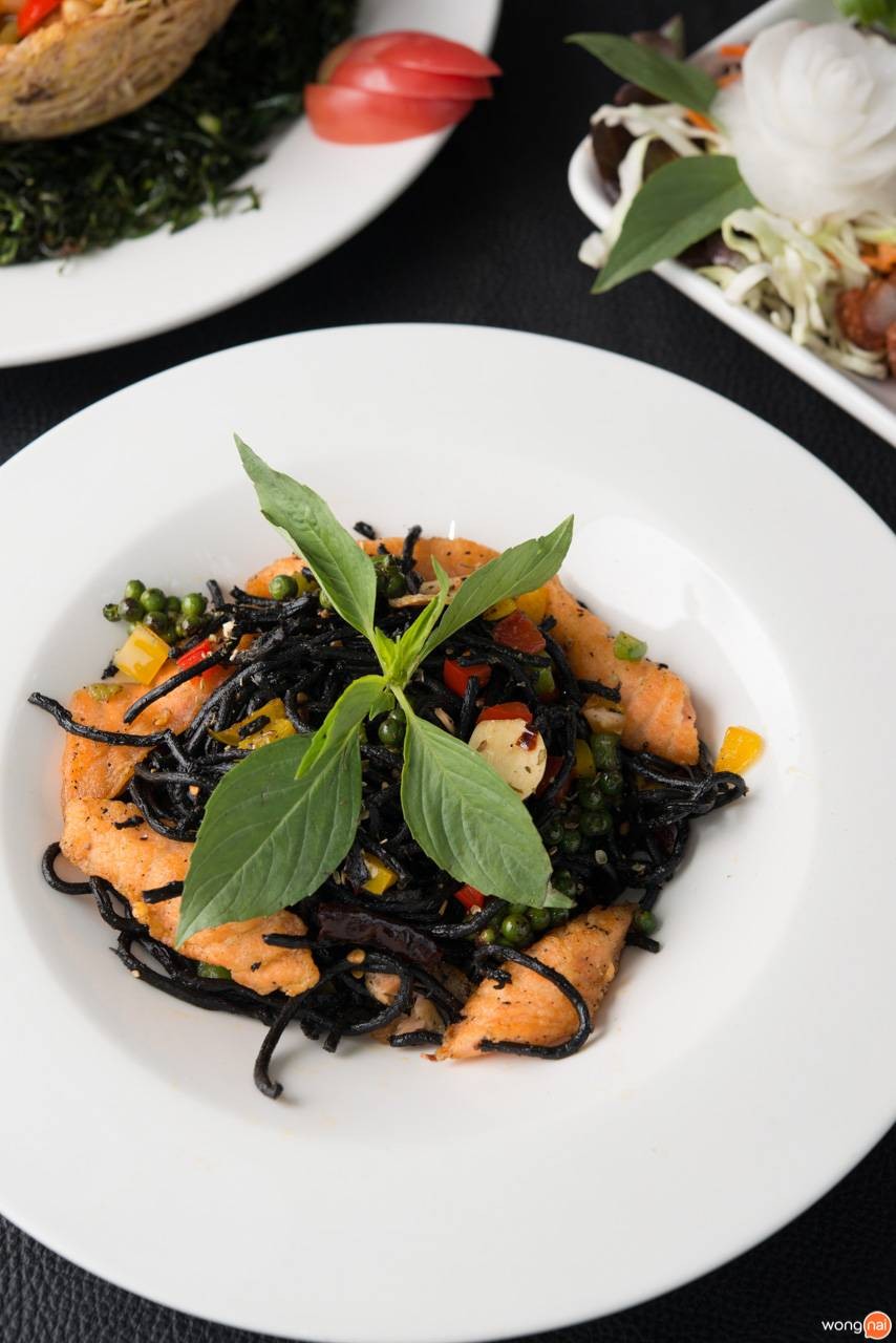 สปาเกตตีหมึกดำแซลมอนผัดพริกเกลือ 220 บาท ร้าน Wine22 ขอนแก่น