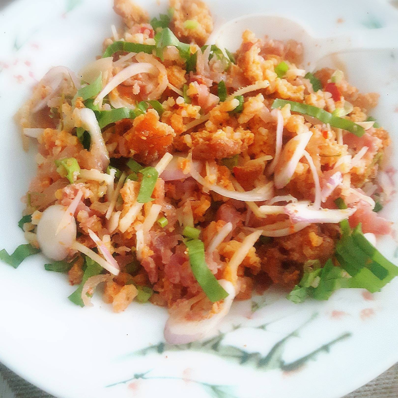 สูตร ยำแหนมข้าวทอด พร้อมวิธีทำโดย Tiip Inruedee