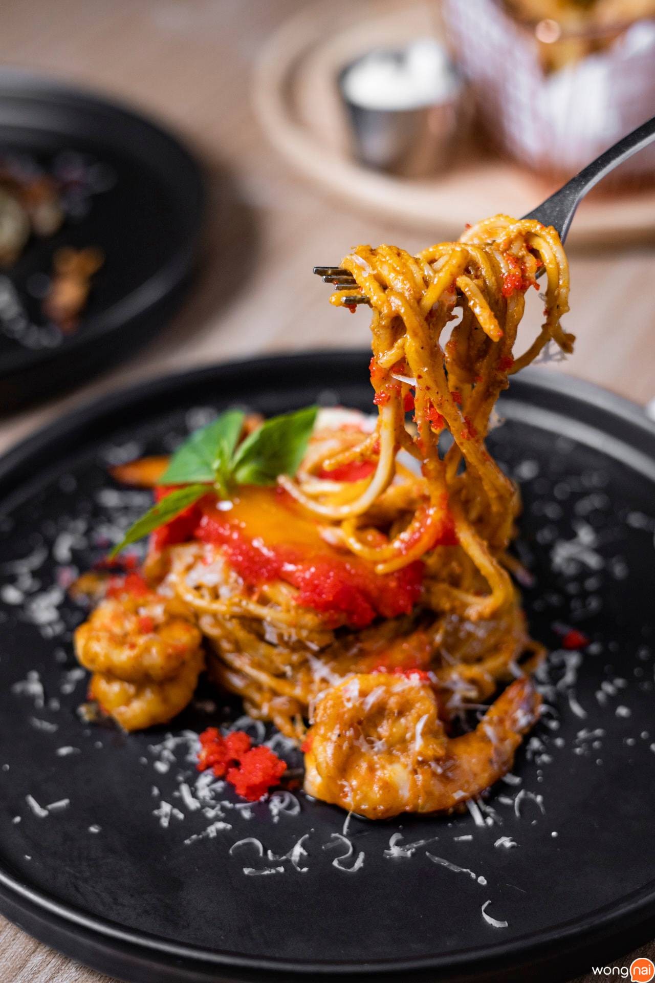 "สปาเกตตี้กับไข่กุ้ง กุ้งและซอสคาร์โบนารา ของร้าน Cher Ame"