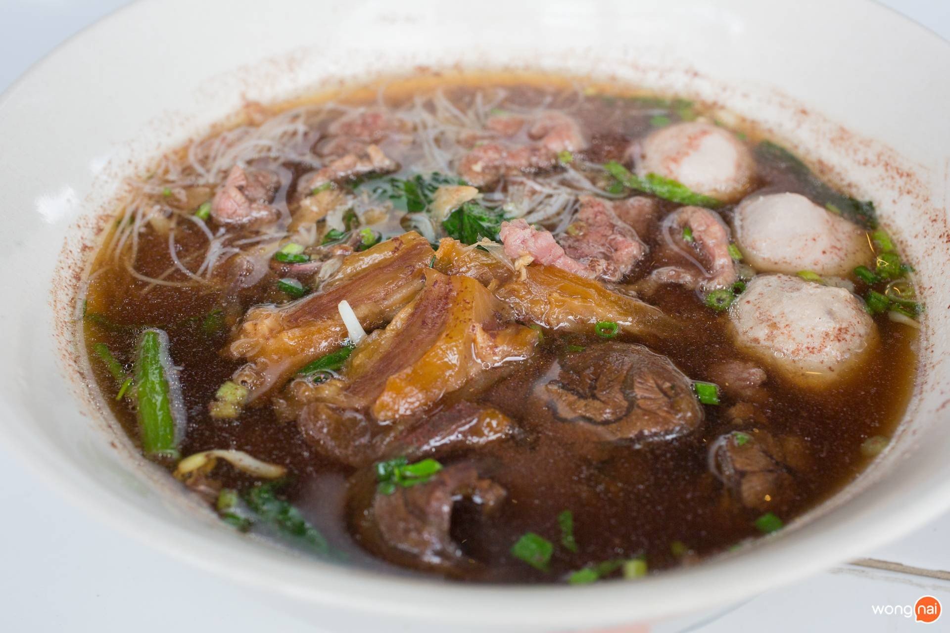 เมนู ก๋วยเตี๋ยวเส้นหมี่เนื้อน้ำตก ร้าน ทิพย์โอชา ก๋วยเตี๋ยวเนื้อ - หมู พิษณุโลก