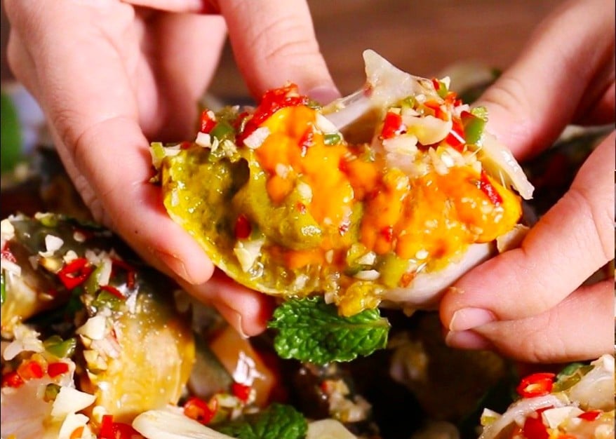 ยำปูไข่ดอง