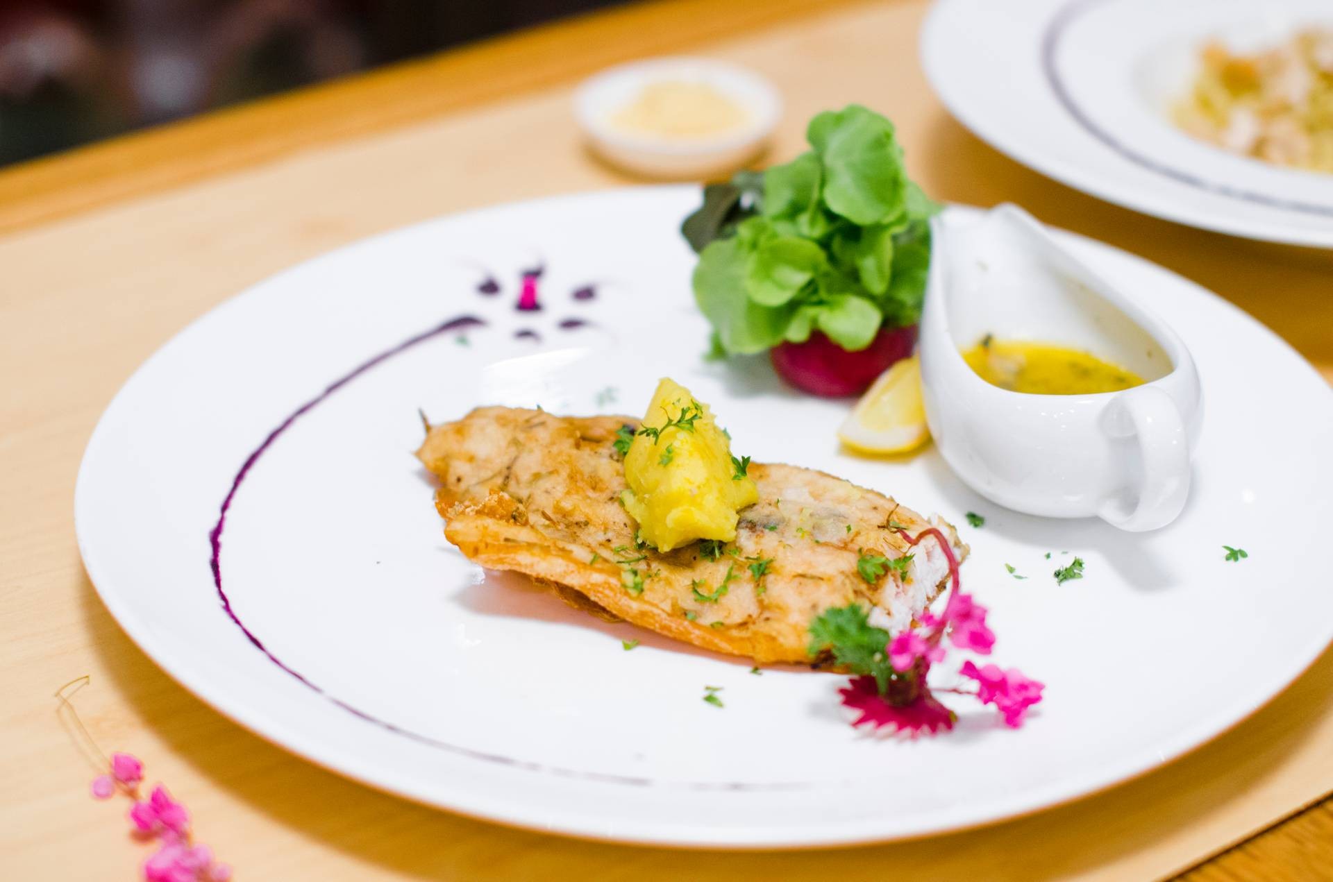 สเต็กปลากระพงขาวใหญ่ • สเต็กปลาสดๆ กับซอสเนยรสเปรี้ยว เข้ากันดีมากๆ