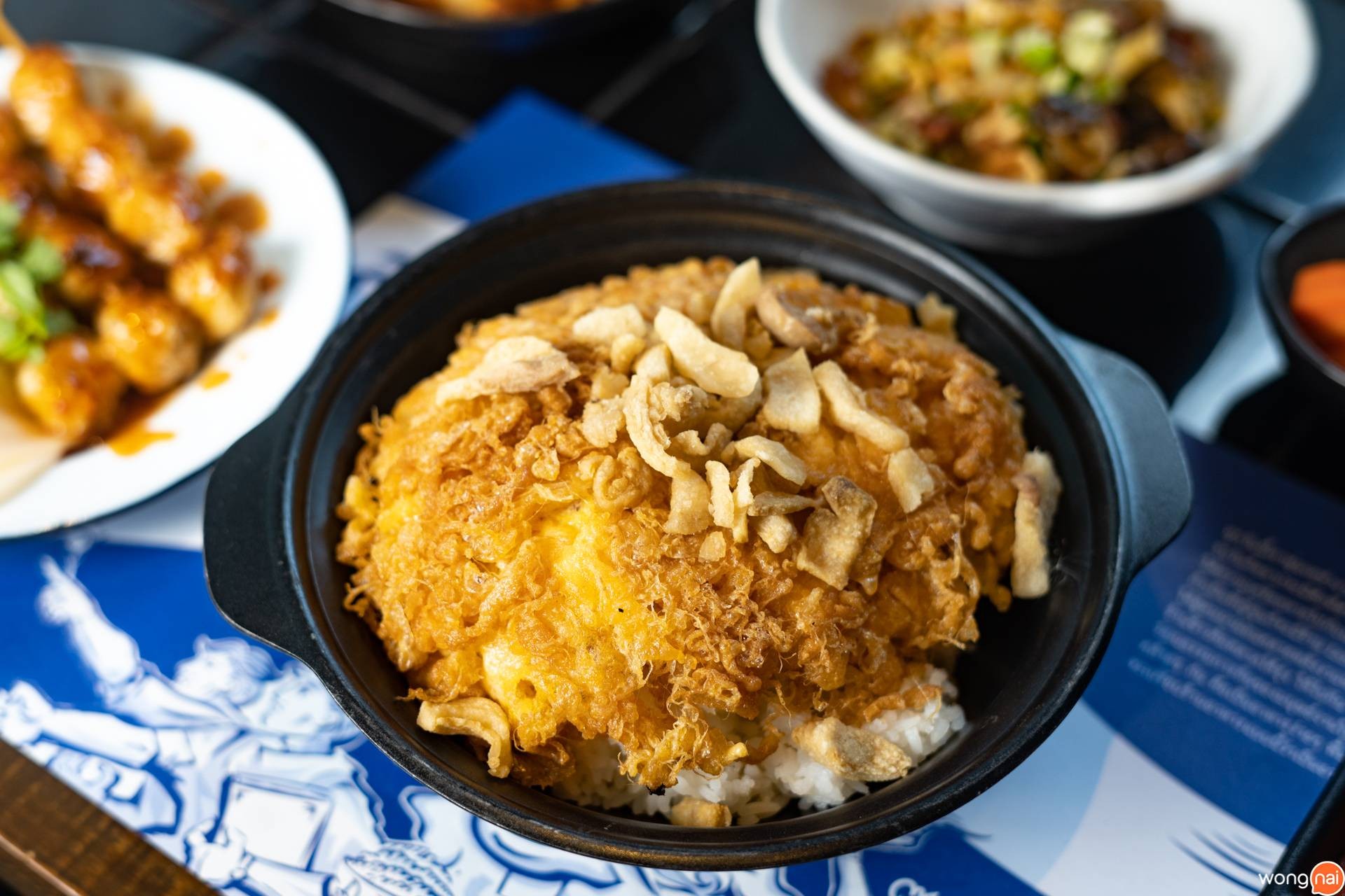 เมนูข้าวไข่เจียวกากหมู ของร้าน KINHEY by Greyhound Café