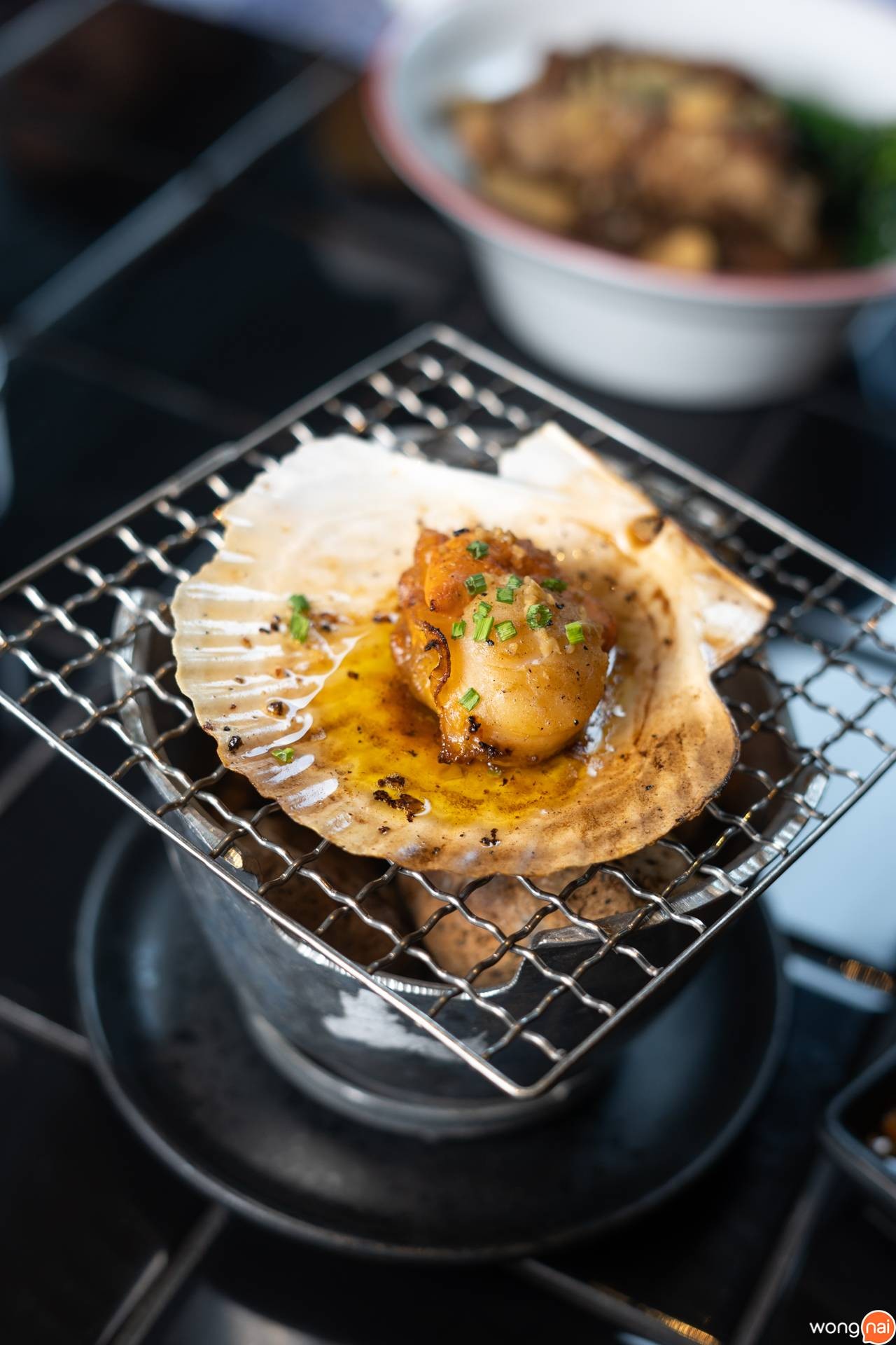 เมนูหอยเชลล์นำเข้าย่างเนยกระเทียม ของร้าน KINHEY by Greyhound Café