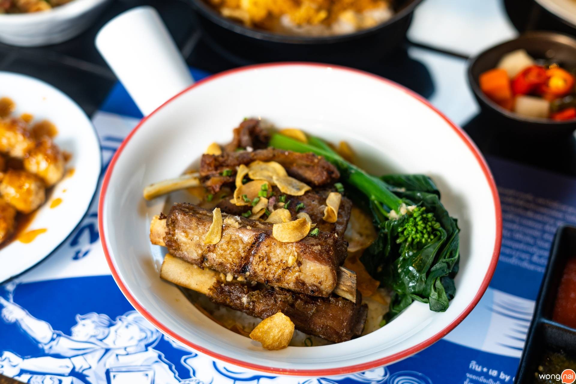เมนูข้าวซี่โครงหมูทอด กระเทียมกรอบ คะน้าฮ่องกง ของร้าน KINHEY by Greyhound Café