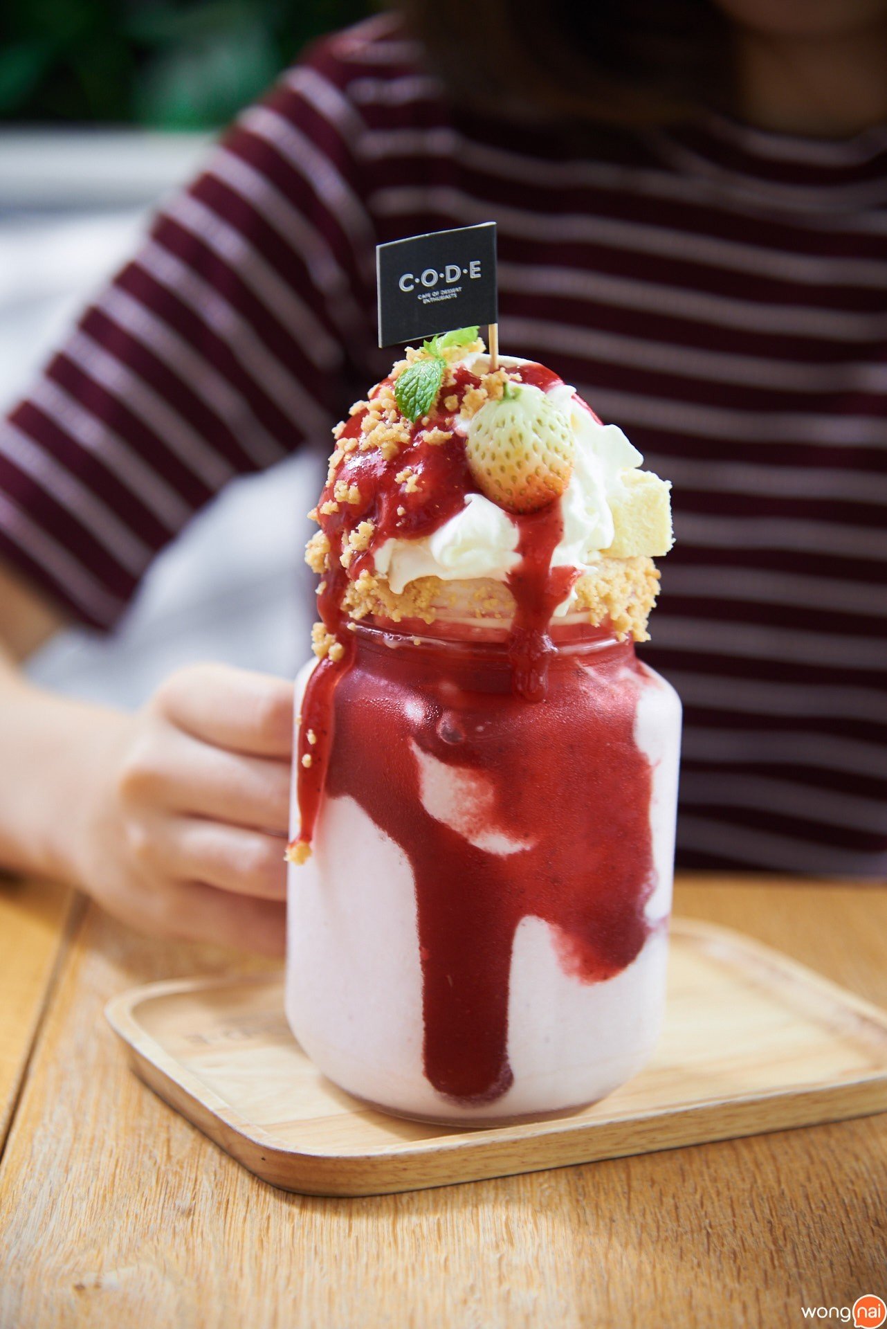 "Strawberry CheeseCake Frappe" ร้าน "CODE"