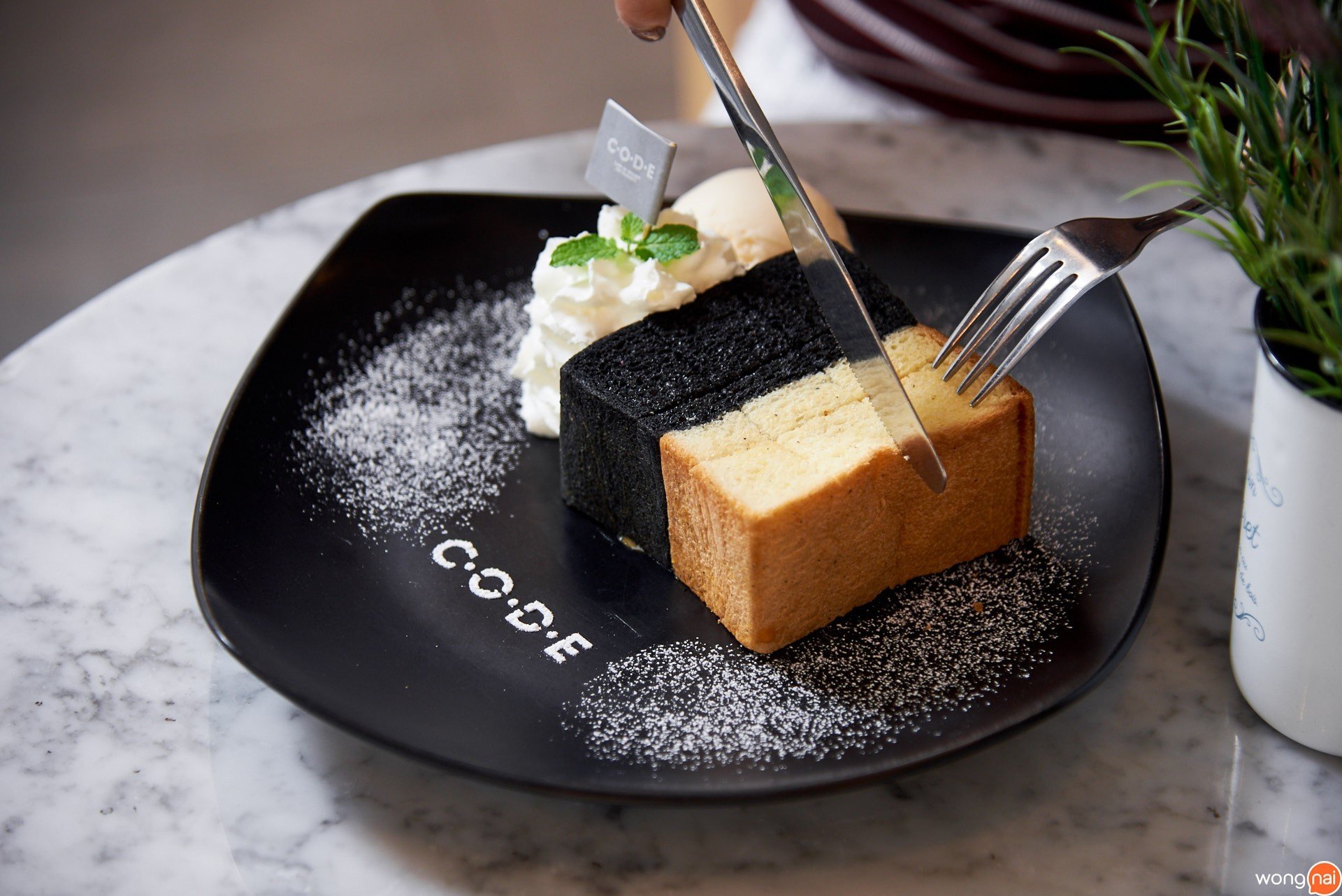 “Salted Egg Lava Toast” ร้าน "CODE"