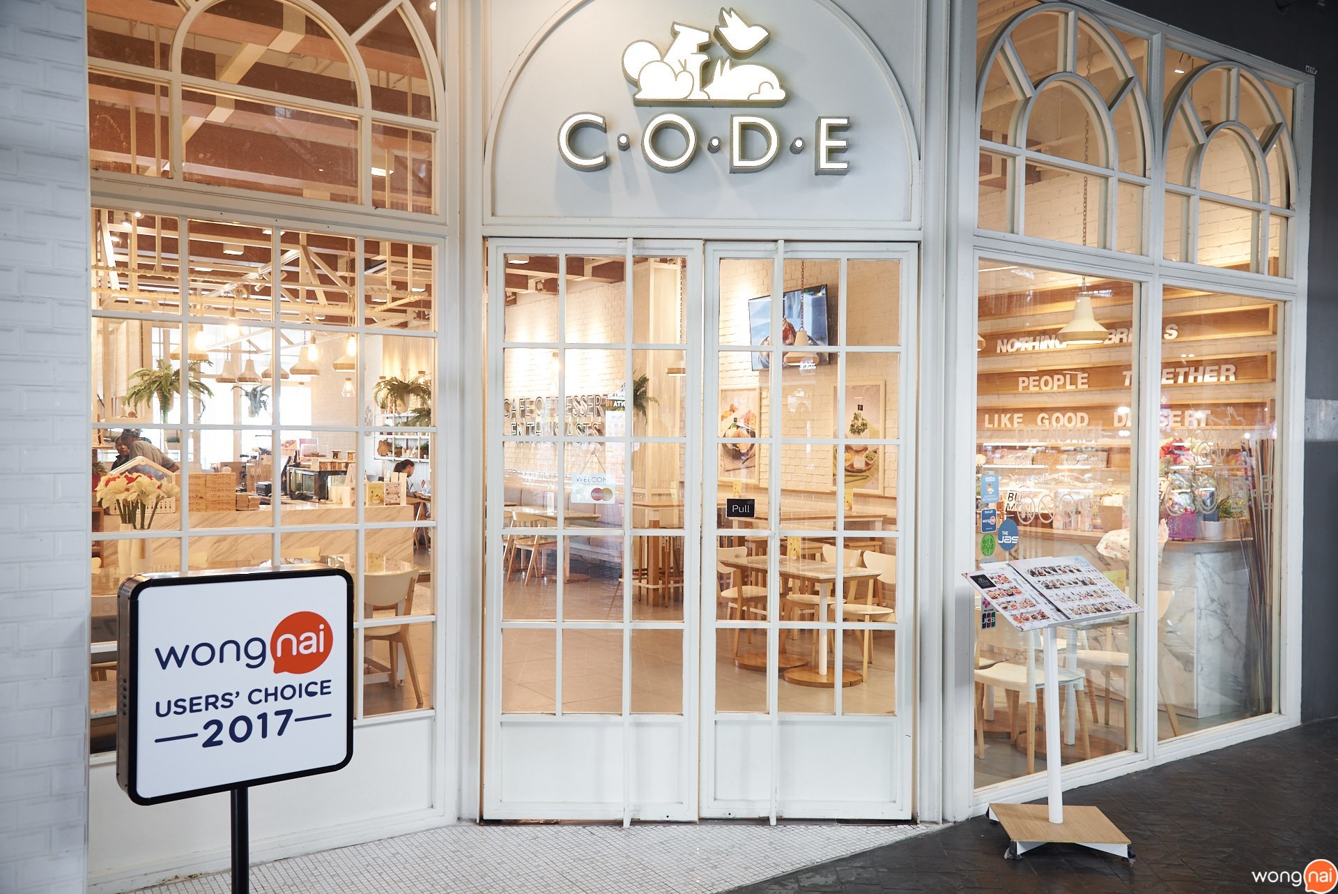 บรรยากาศภายหน้าร้าน "CODE"