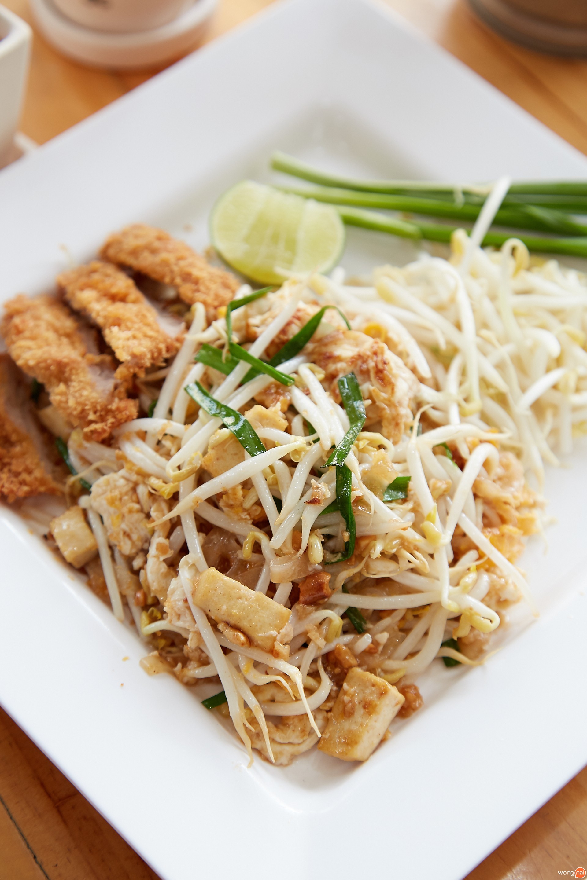 ผัดไทยหมูทง หมูทอด
