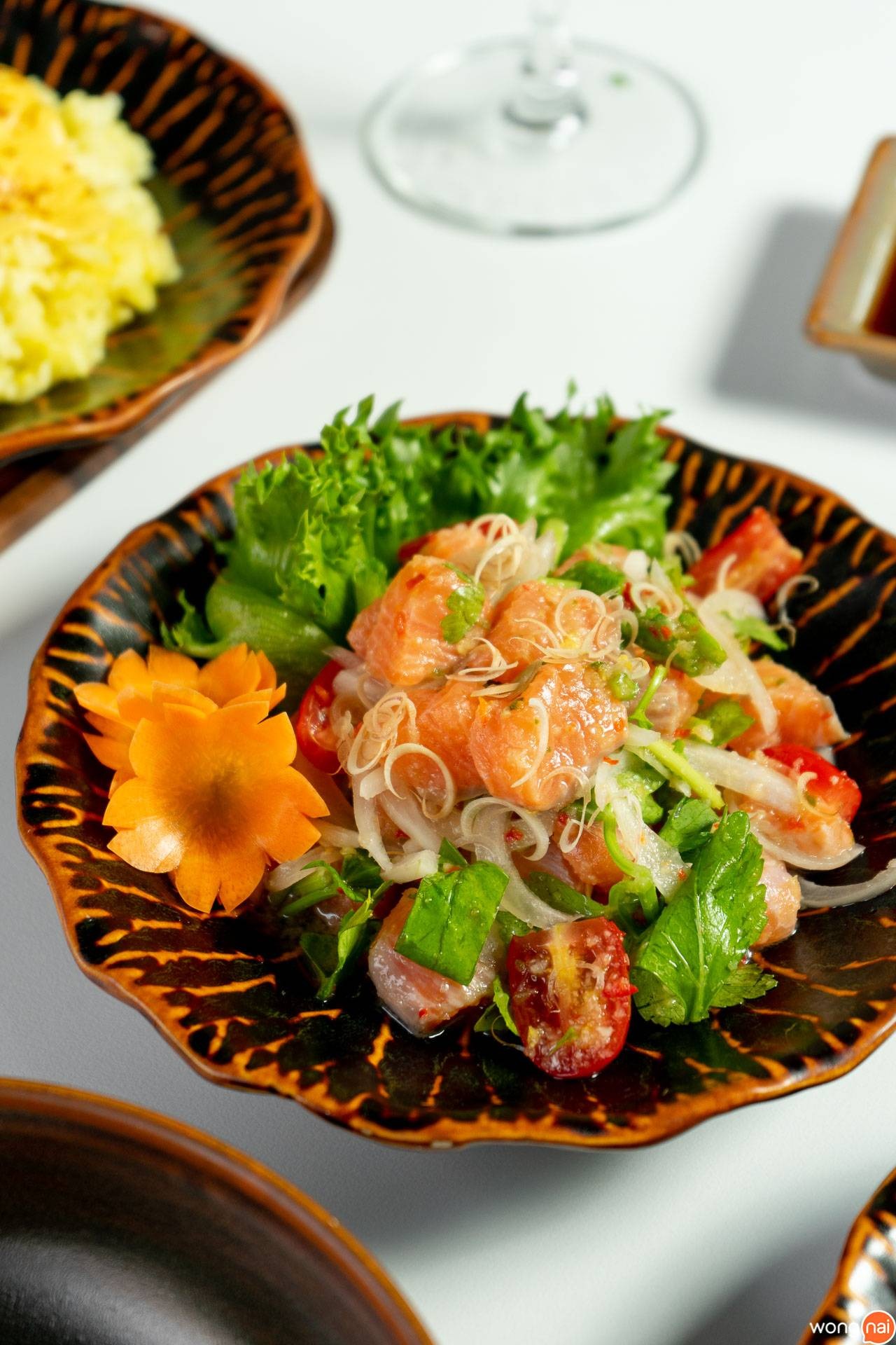 เมนู "ยำแซ่บแซลมอนซี้ด" ของร้าน "Garaku"