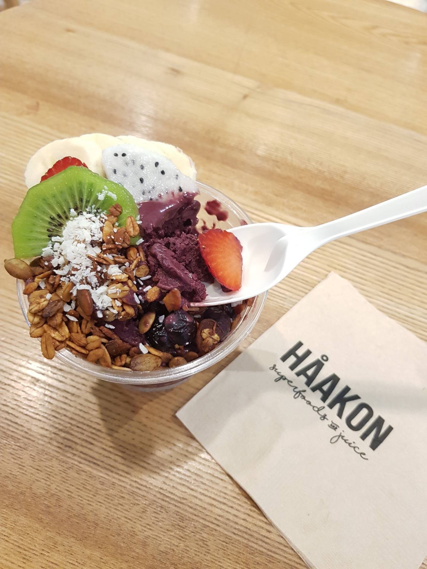 รีวิว Haakon 313 Somerset สายคลีนมาทางนี้! Acai bowl เข้มข้นพร้อมผลไม้สด เย็นชื่นใจ
