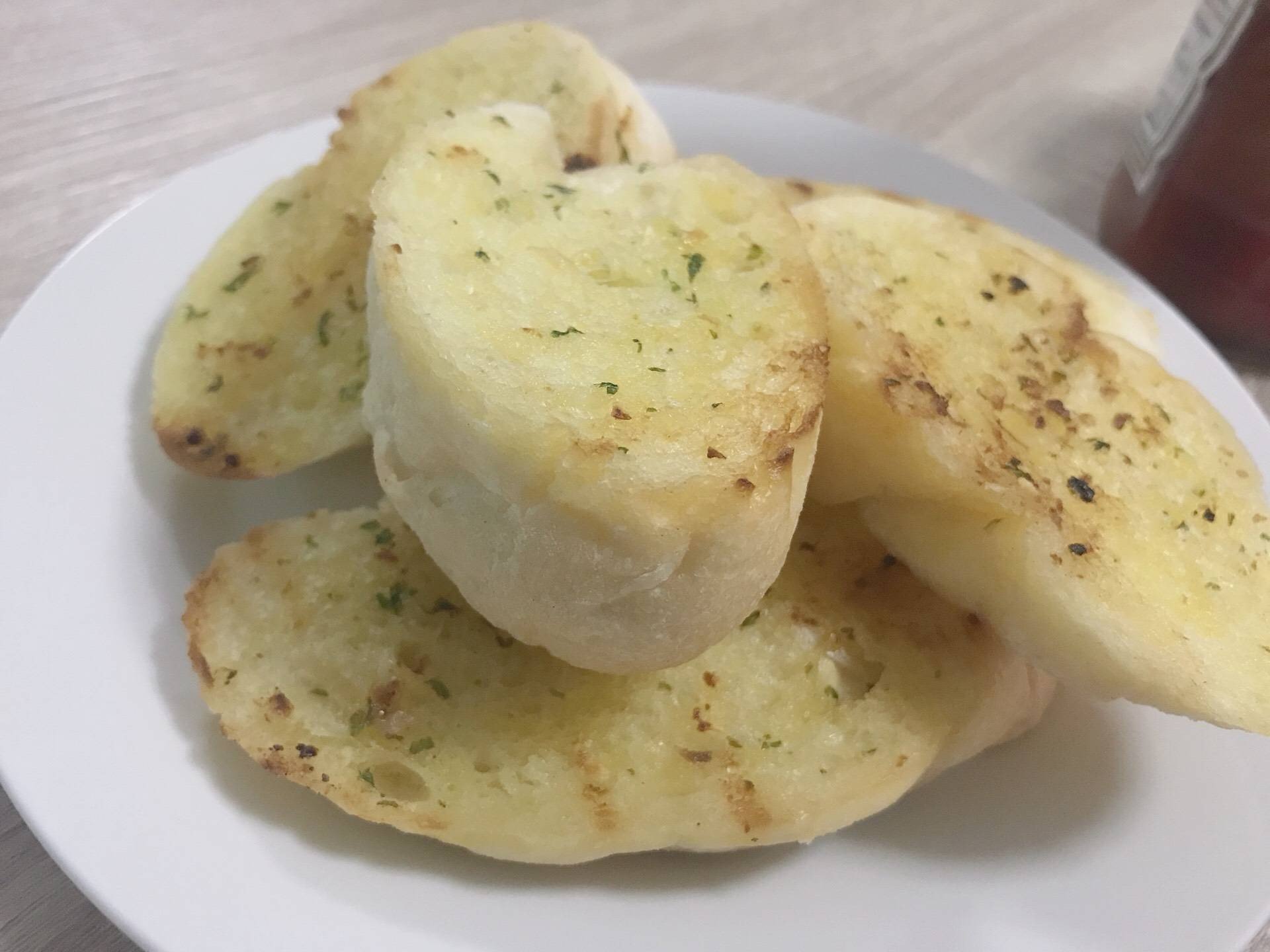 ปังกระเทียม (garlic bread)