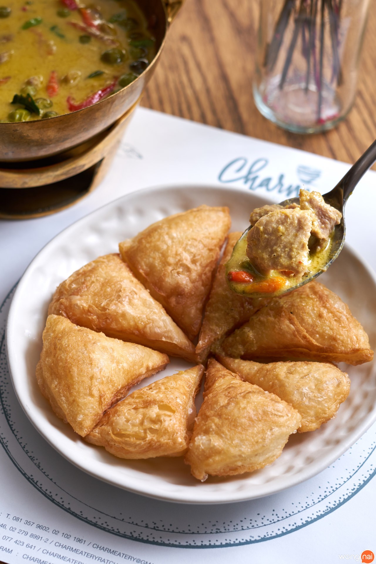 “แกงเขียวหวานเนื้อพริกสด โรตี” ร้าน “Charm Eatery & Bistro”
