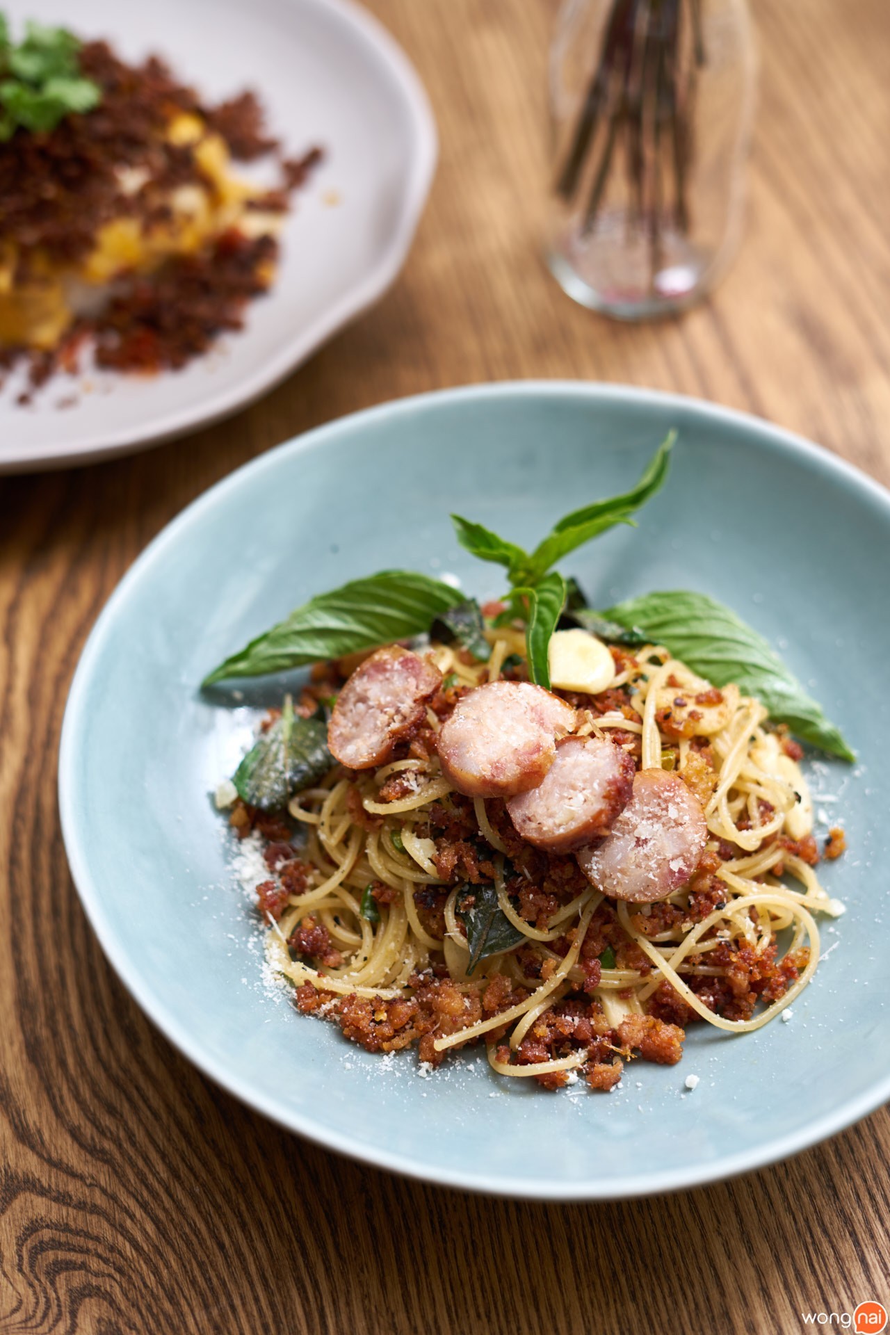 “พาสต้าไส้กรอกอีสาน” ร้าน “Charm Eatery & Bistro”