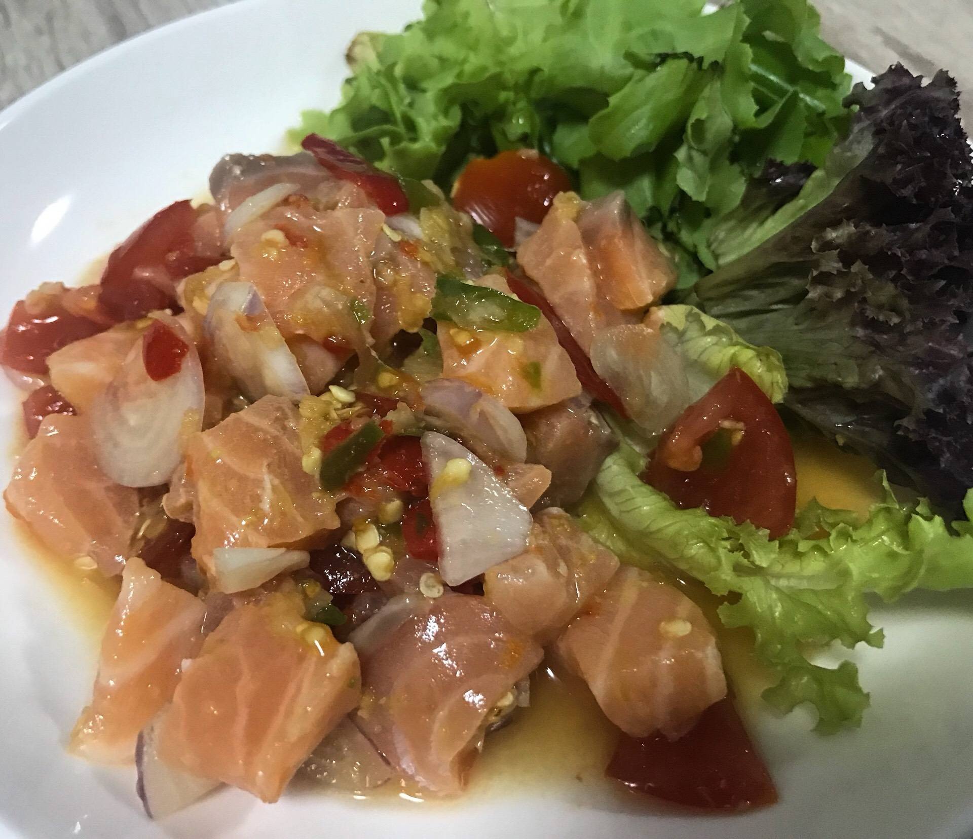 ยำแซลม่อนแสบ (salmon spicy salad)