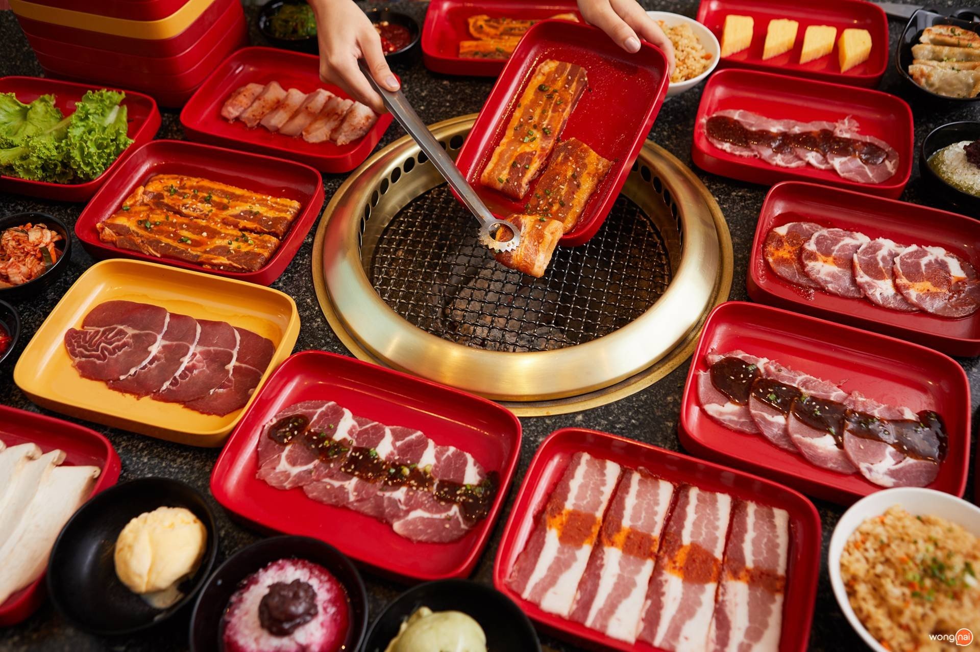 เมนู "หมูสามชั้นสไปซีโกชูจัง" ของร้าน "AKA"