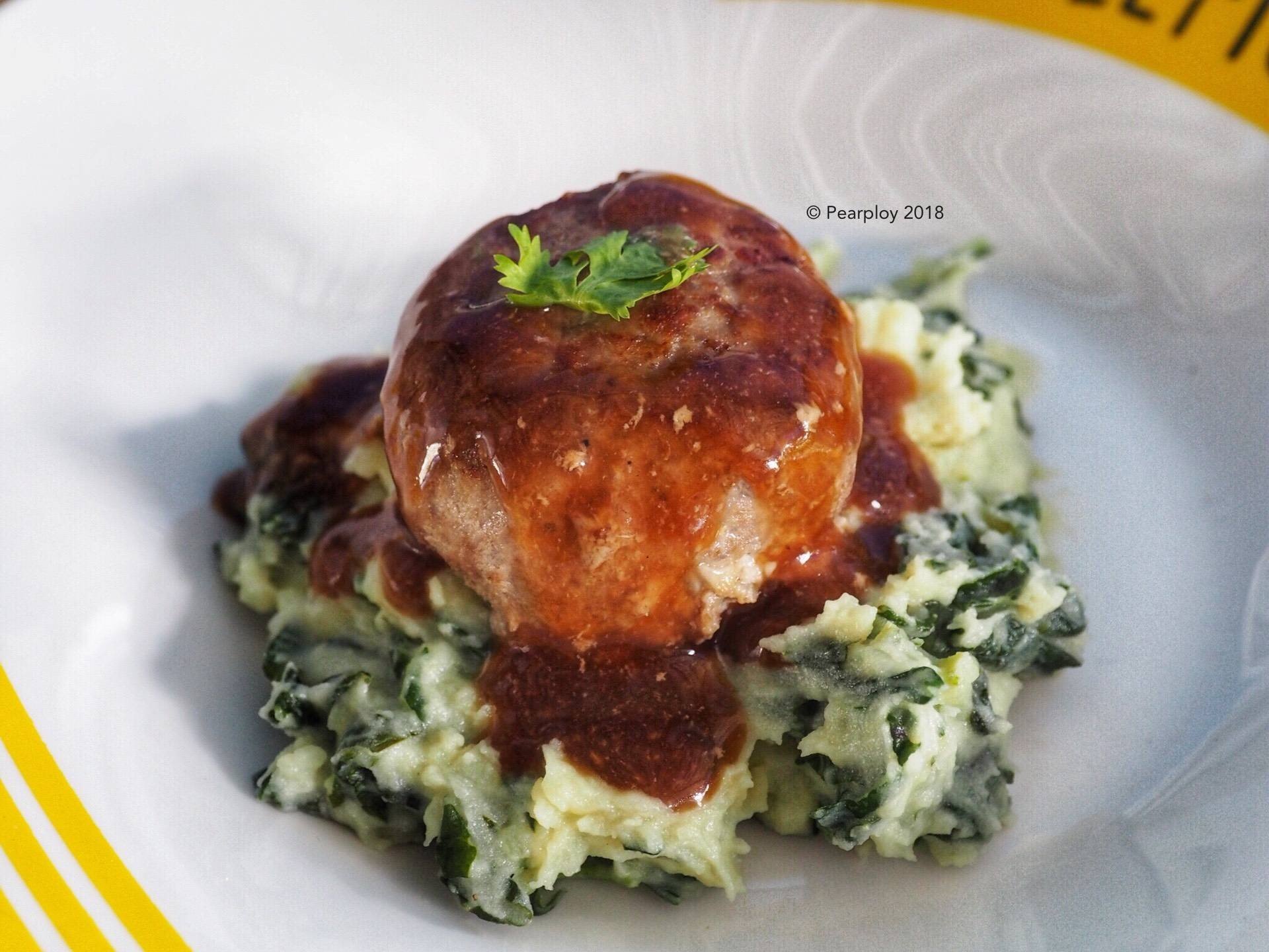 มีทบอลกับมันบดผักโขม (Meatballs with spinach mashed potatoes)