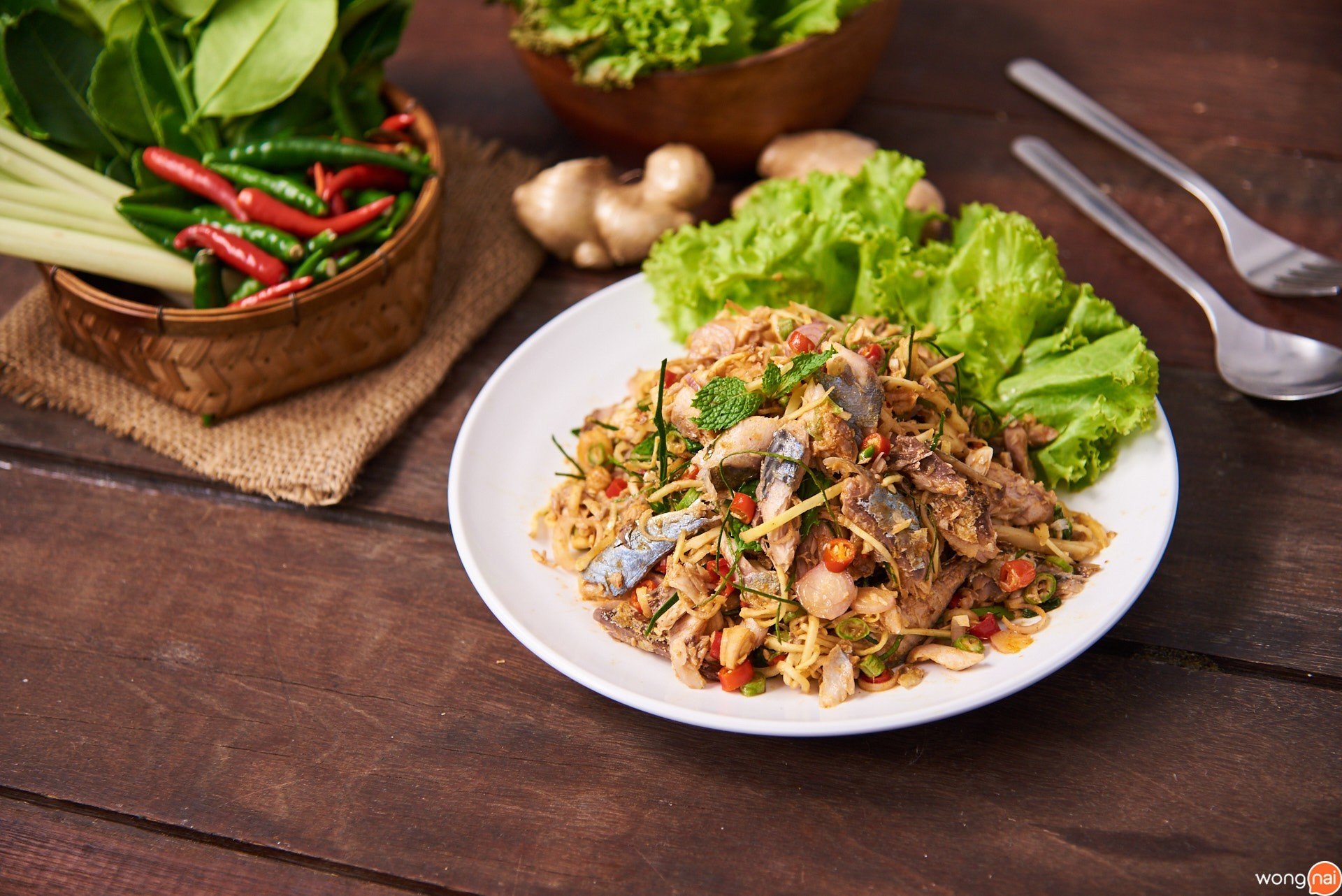 ยำปลาทูย่างน้ำพริกเผาสมุนไพร