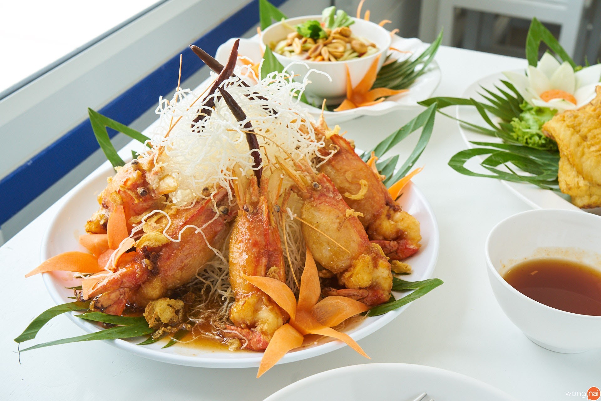 กุ้งแม่น้ำซอสมะขาม ของร้าน อุดม ซีฟู้ด