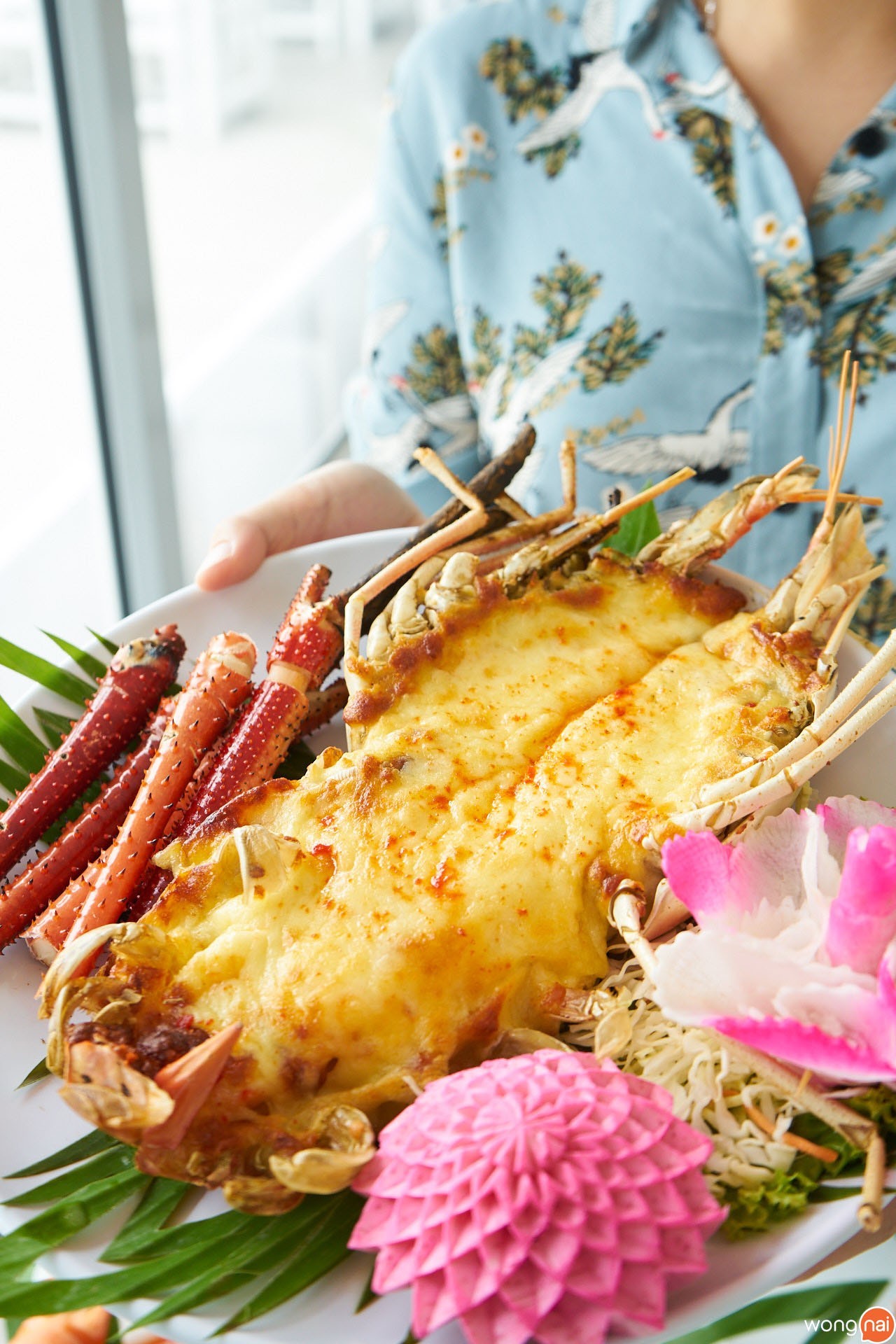 กุ้งแม่น้ำอบชีสมอสซาเรลลา ของร้าน อุดม ซีฟู้ด