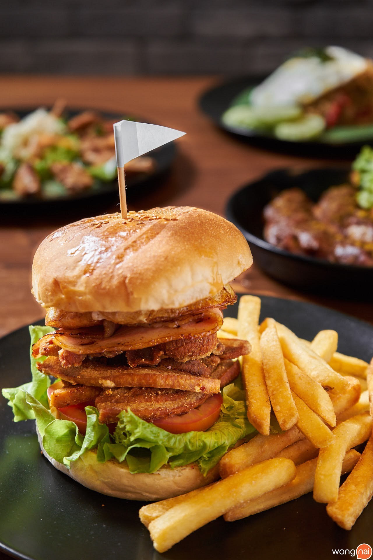 Crispy Pork Belly Burger ของร้าน Henry’s Gastro Pub