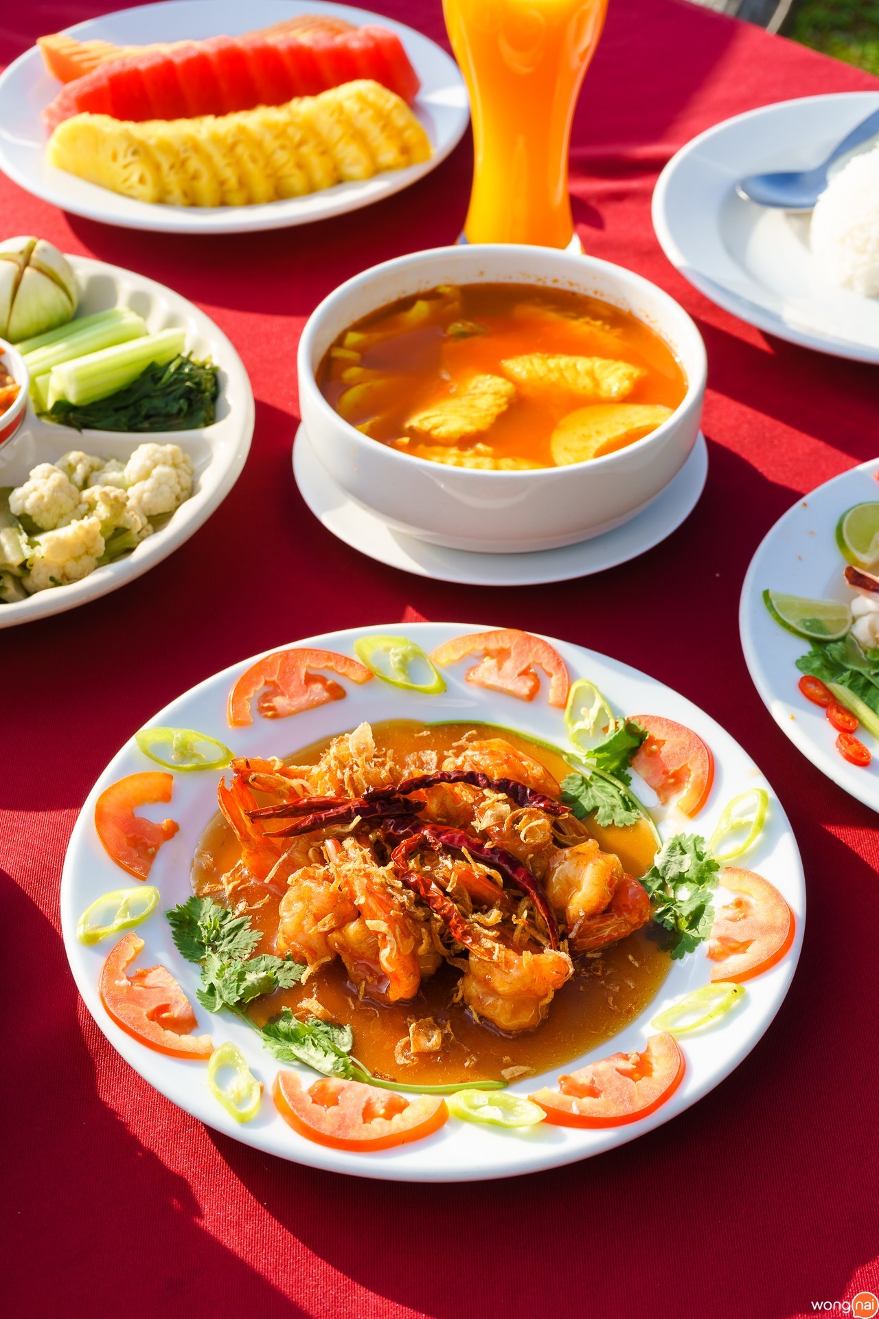 กุ้งผัดน้ำมะขาม ของร้านอาหารแหลมพรหมเทพ ภูเก็ต