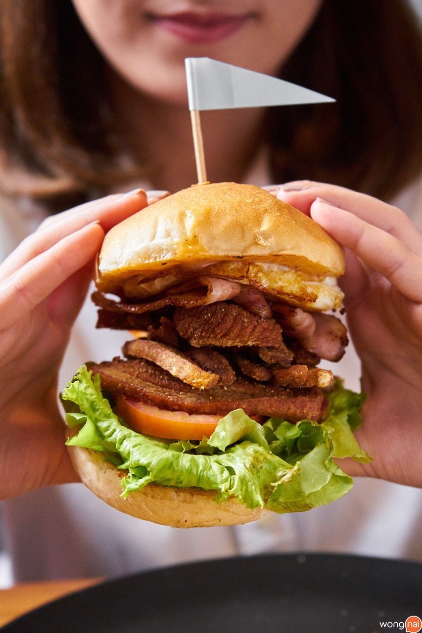 Crispy Pork Belly Burger ของร้าน Henry’s Gastro Pub