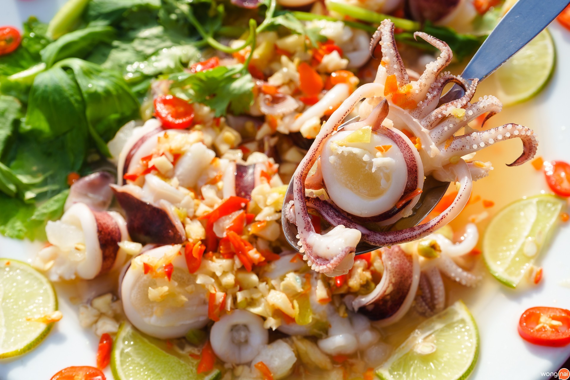 ปลาหมึกไข่นึ่งมะนาว ของร้านอาหารแหลมพรหมเทพ ภูเก็ต