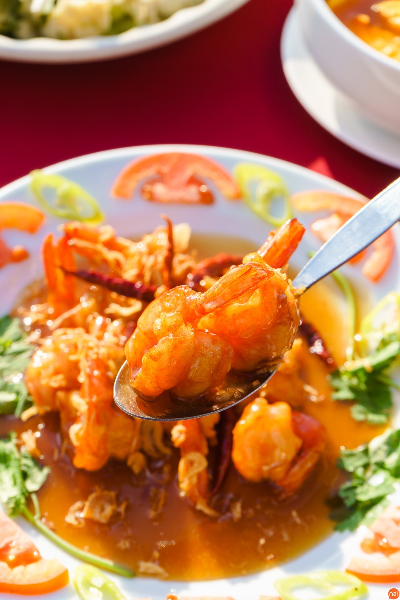 กุ้งผัดน้ำมะขาม ของร้านอาหารแหลมพรหมเทพ ภูเก็ต