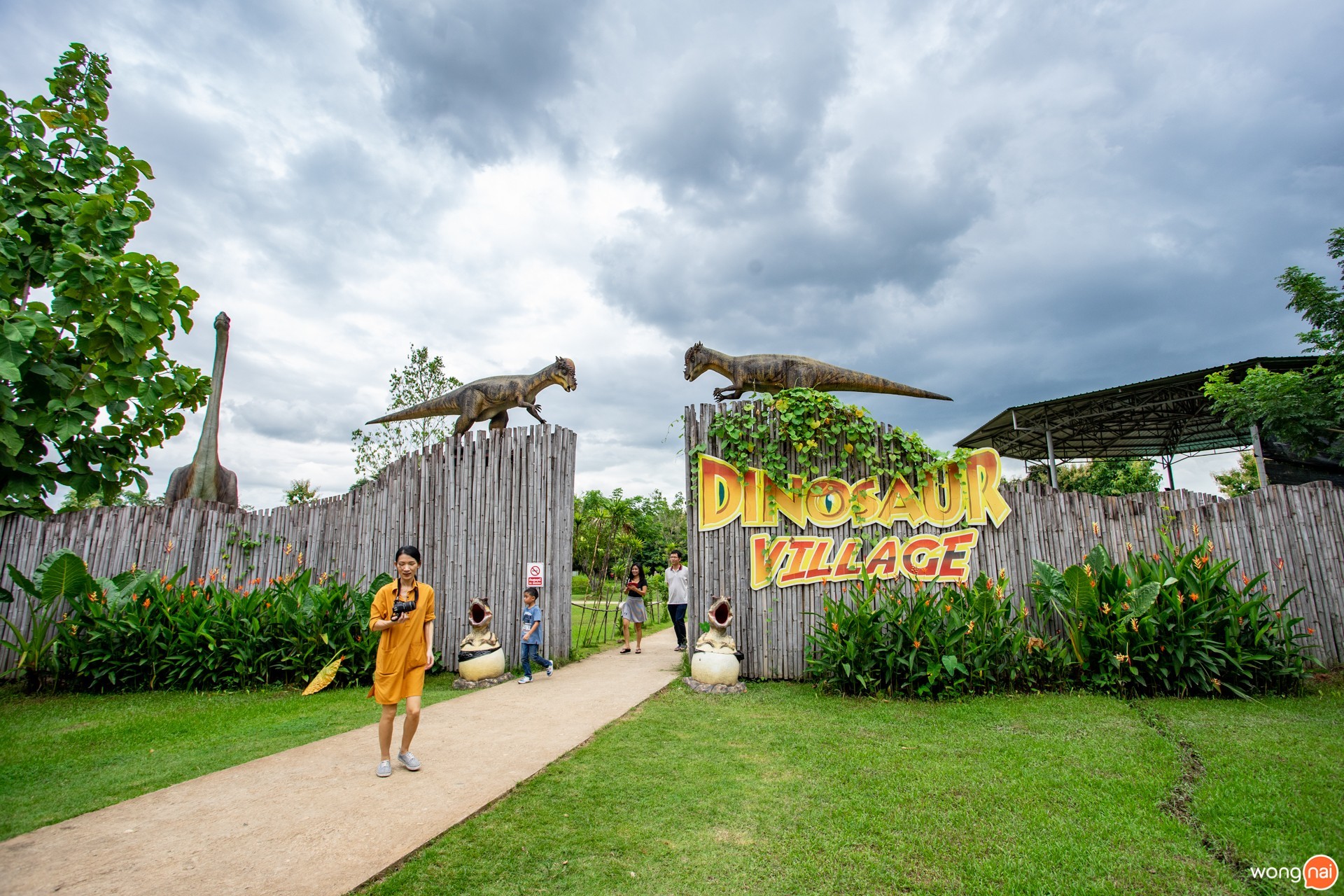 สเต๊ก บุฟเฟ่ต์ หมู่บ้านลึกลับ Hidden Village ที่มีไดโนเสาร์ The Barn Steak House เชียงใหม่