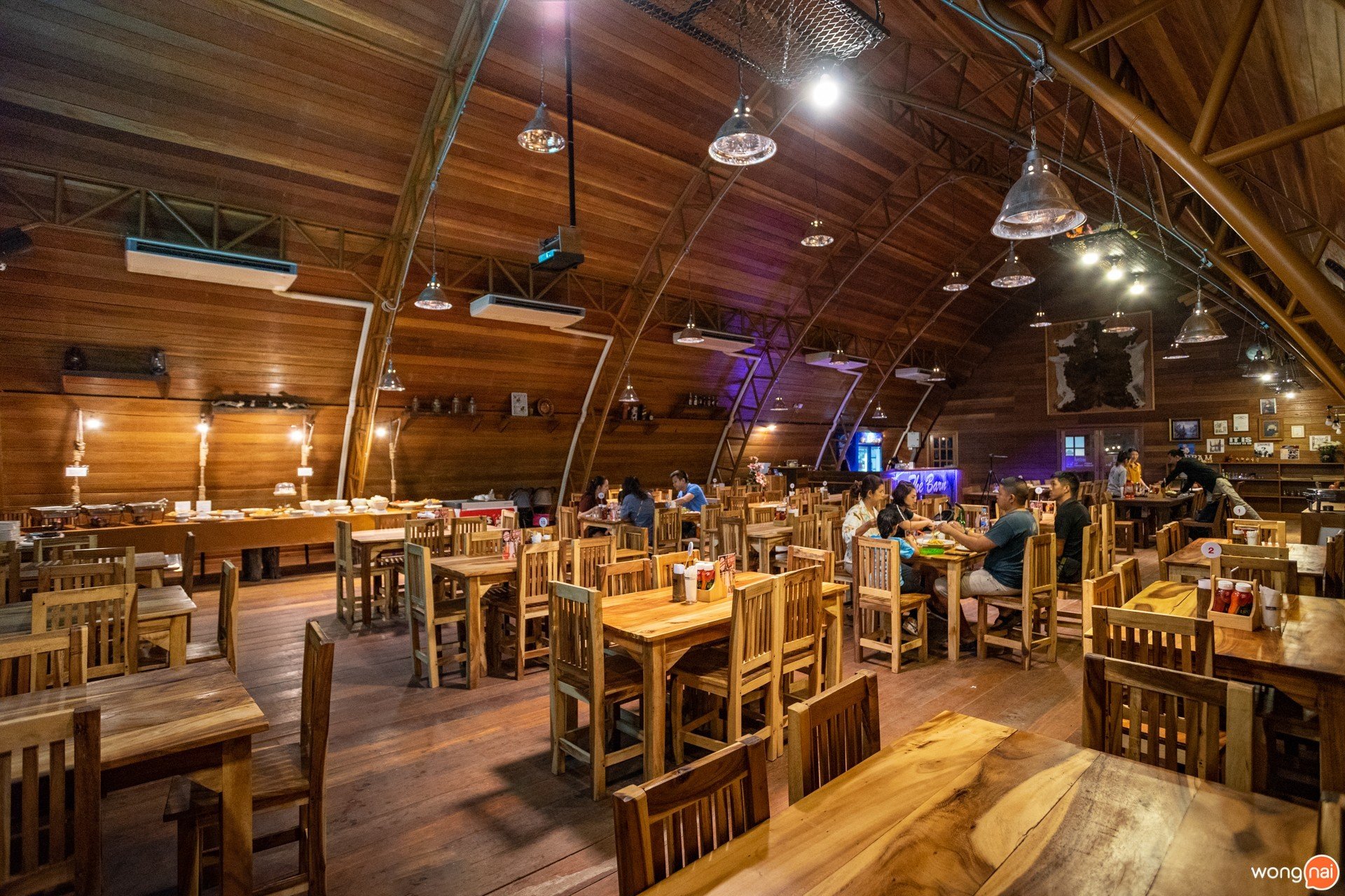 สเต๊ก บุฟเฟ่ต์ หมู่บ้านลึกลับ Hidden Village ที่มีไดโนเสาร์ The Barn Steak House เชียงใหม่