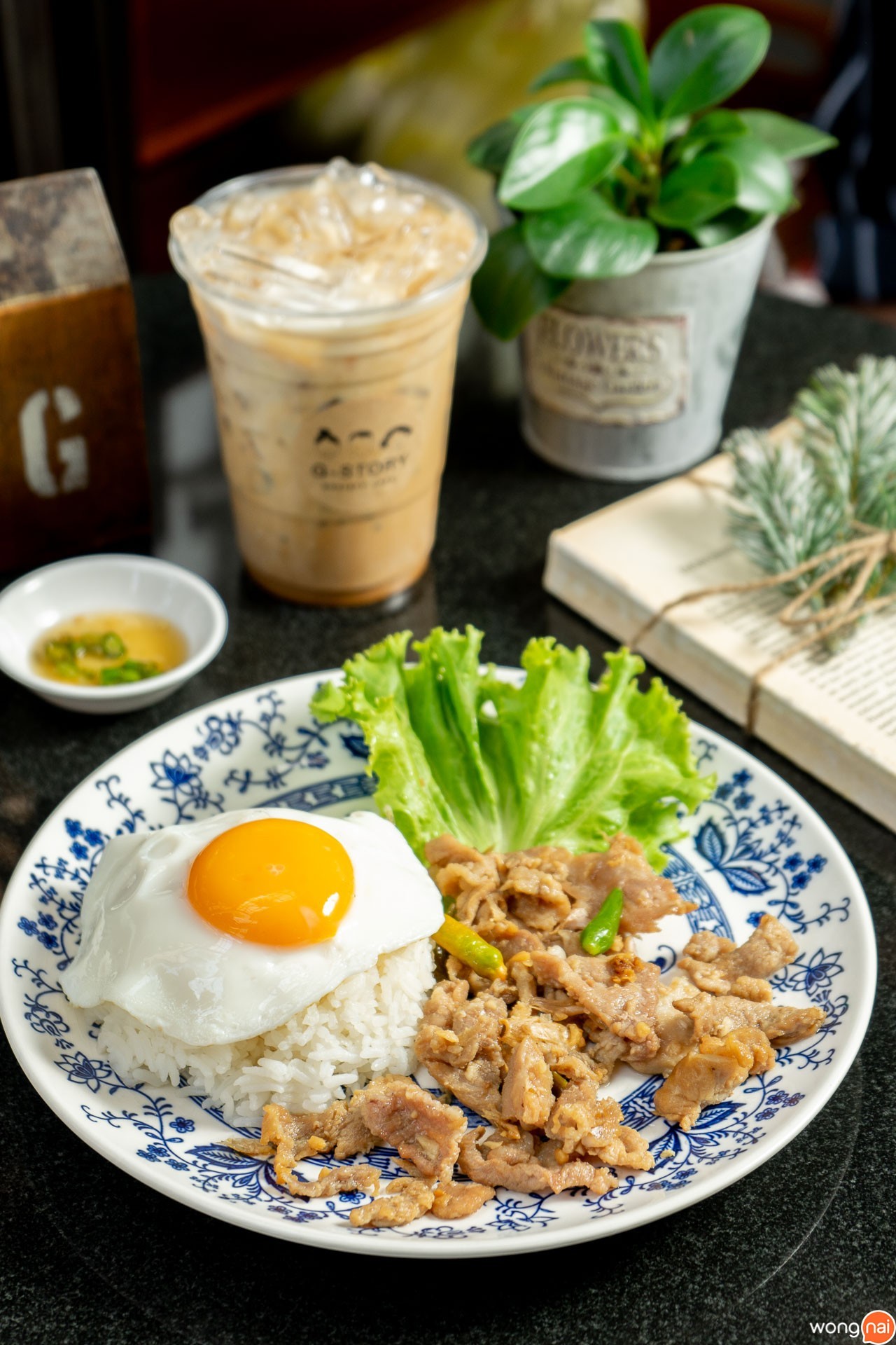 ข้าวหมูคั่วพริกเกลือ ของคาเฟ่ G Story Cafe