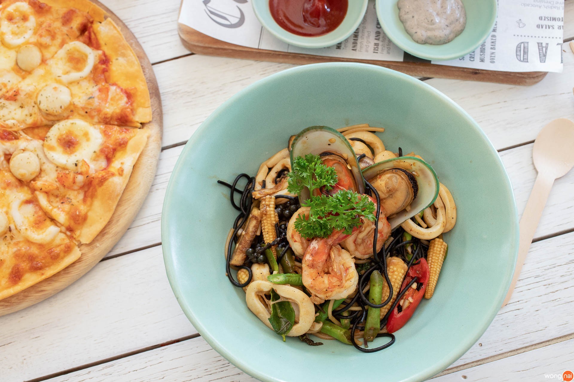 เมนู “Black & White Spaghetti with seafood in spicy basil Sauce”