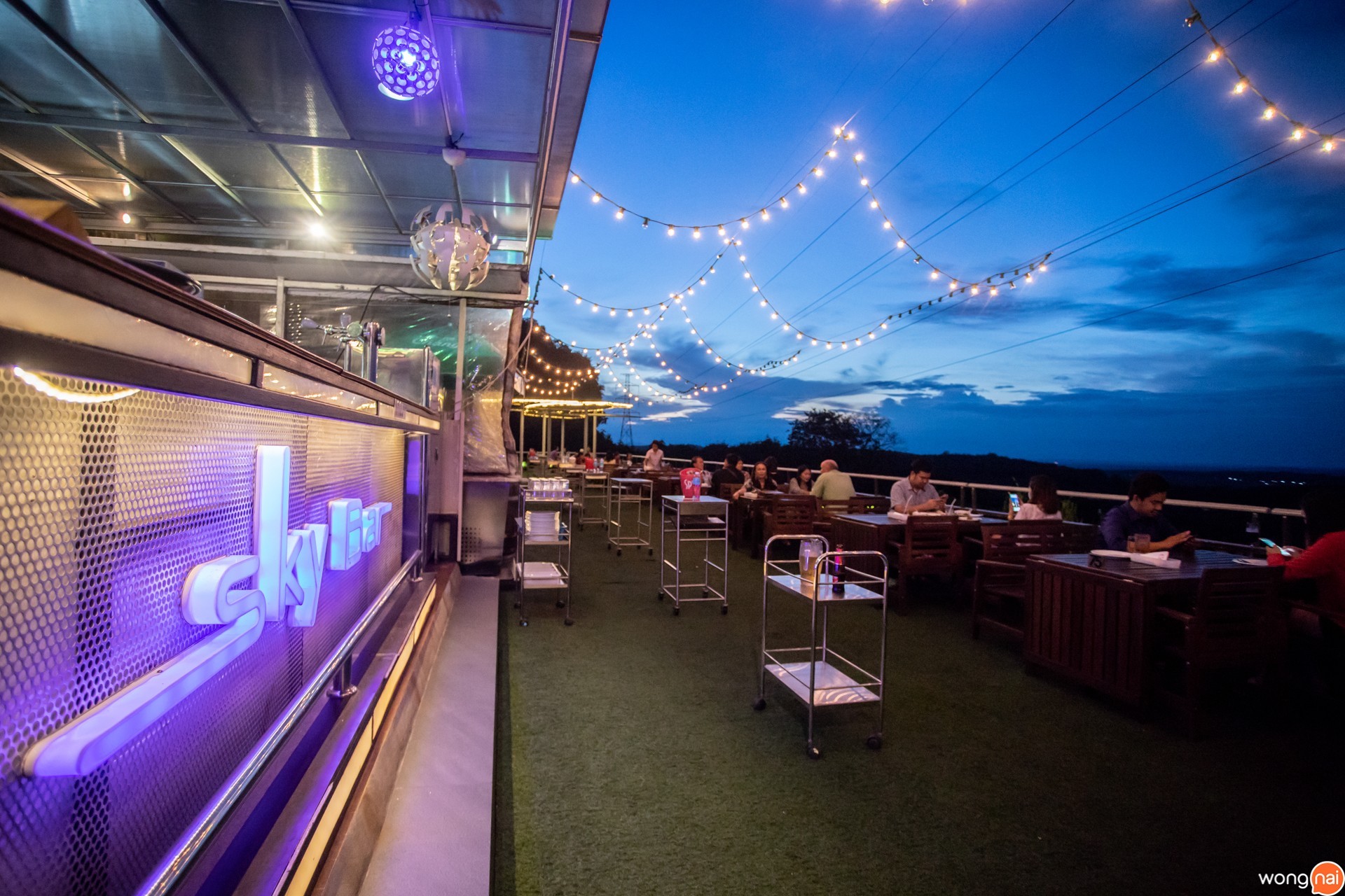 ร้าน “Sky Hill Bar & Restaurant” สุราษฎร์ธานี
