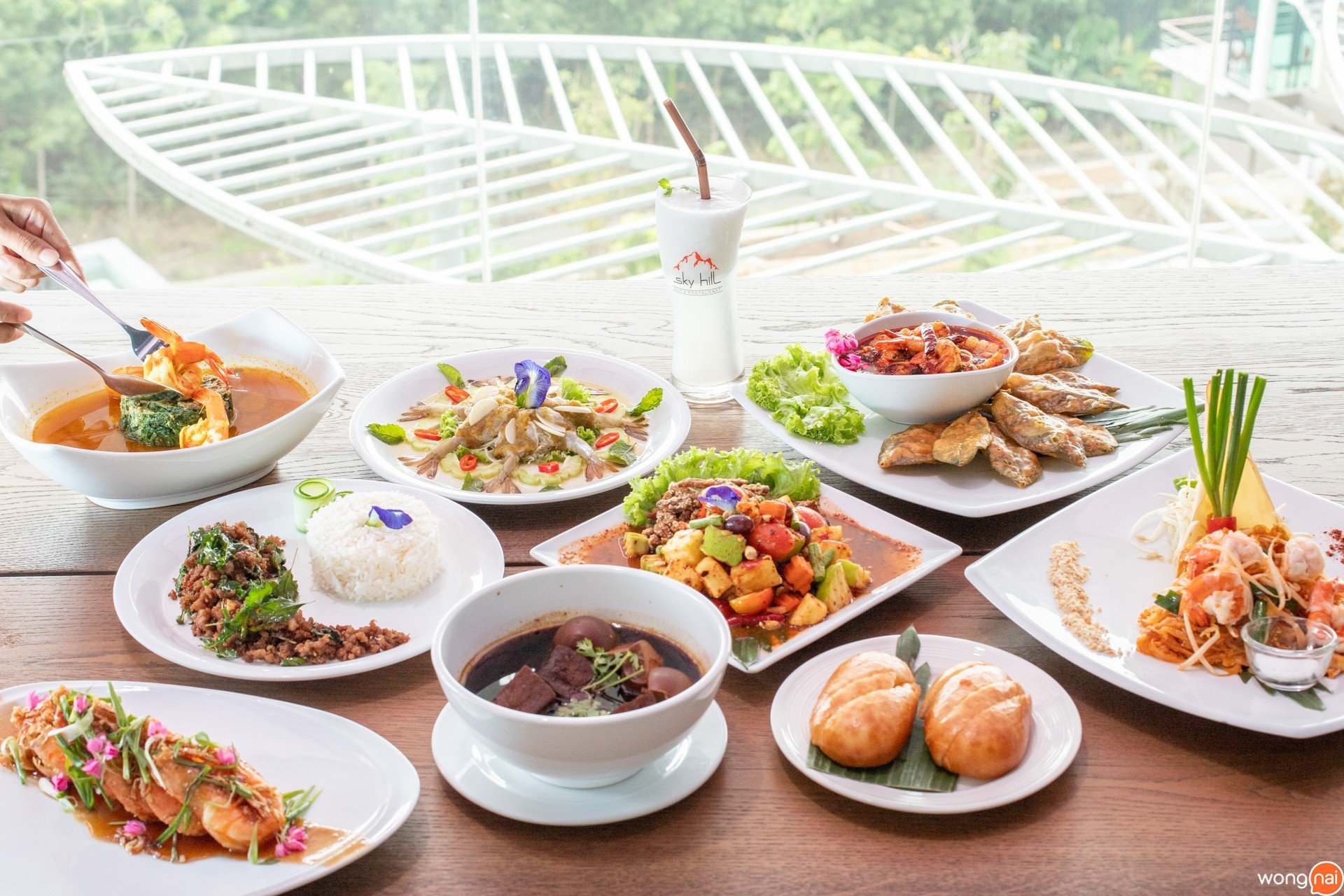 ร้าน “Sky Hill Bar & Restaurant” สุราษฎร์ธานี