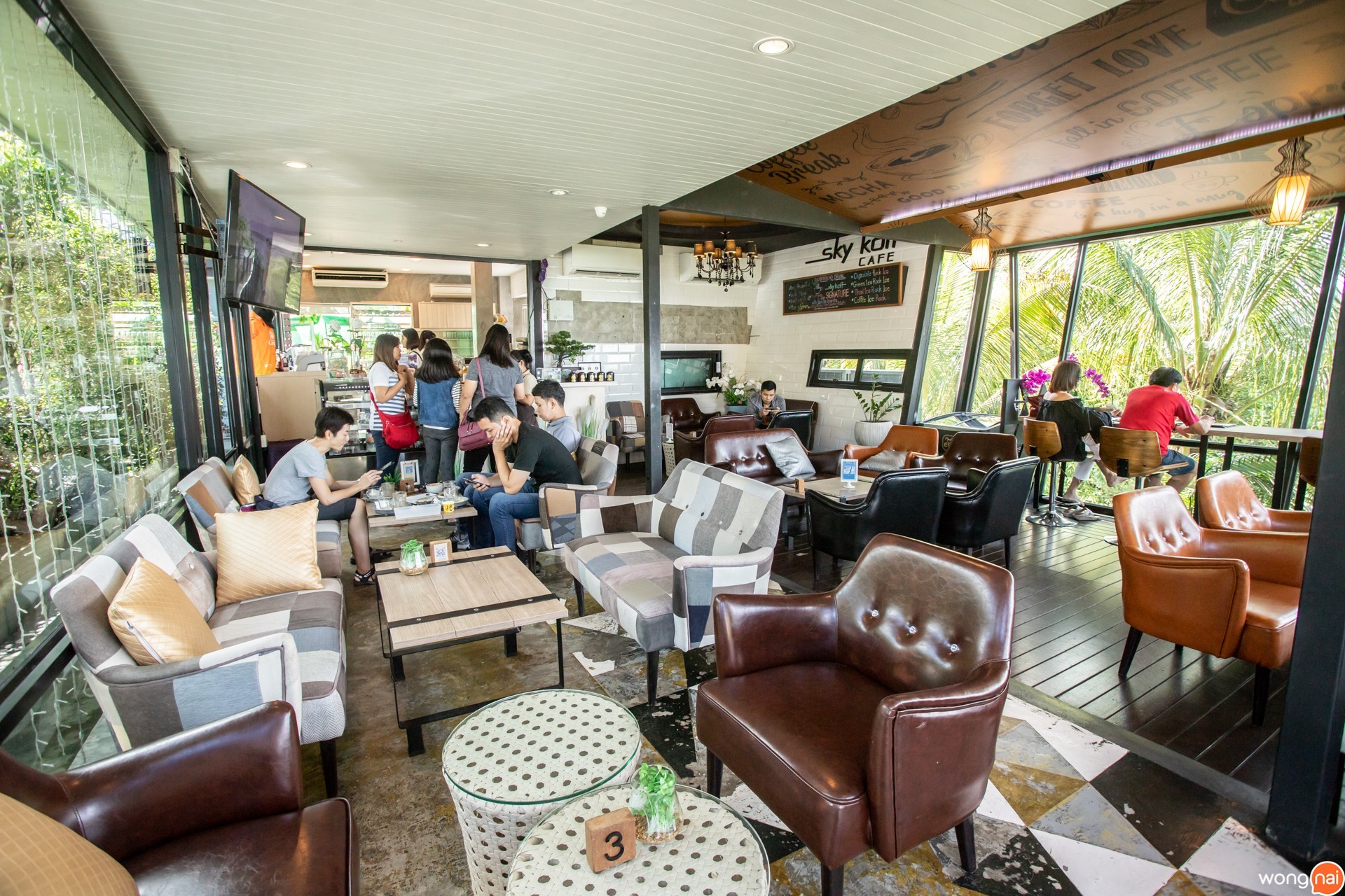 ร้าน “Sky Hill Bar & Restaurant” สุราษฎร์ธานี