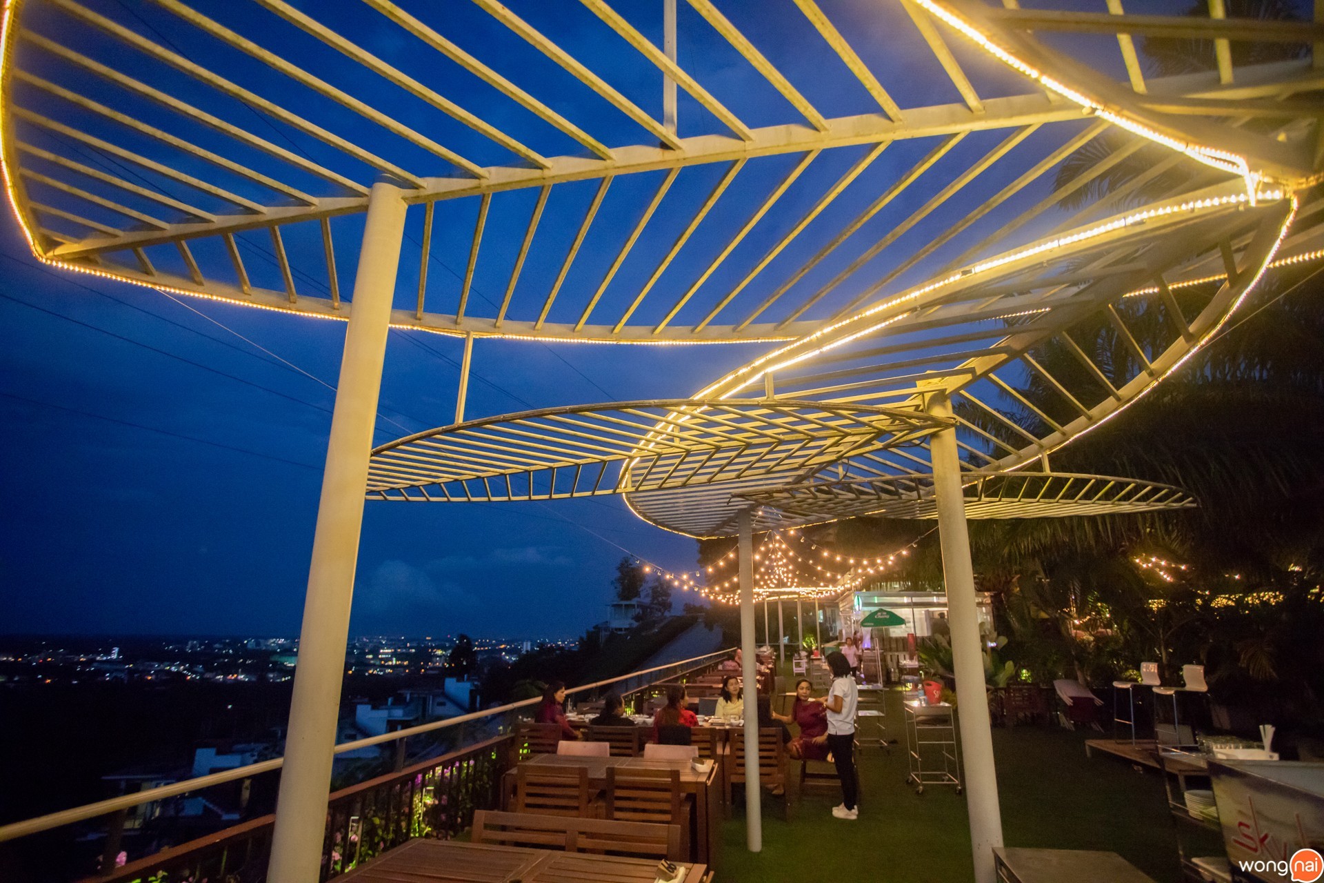 ร้าน “Sky Hill Bar & Restaurant” สุราษฎร์ธานี