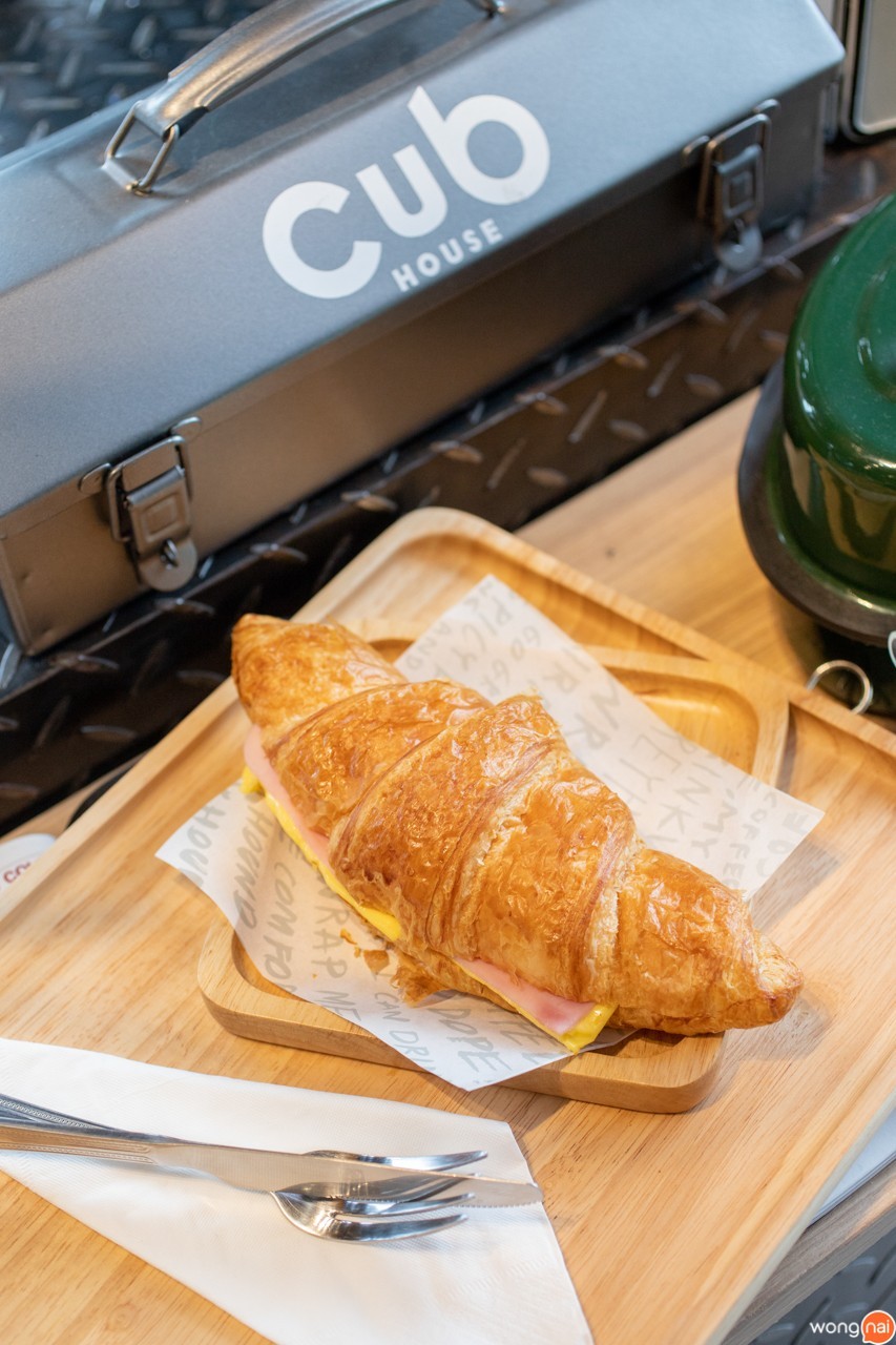 เมนู “Ham & Cheese Croissant” ของร้าน “CUB House” สุราษฎร์ธานี